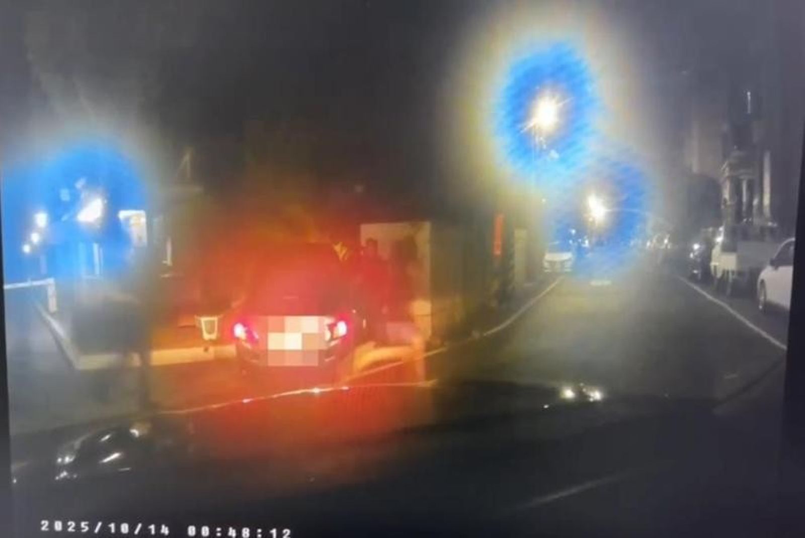 通緝犯拒停車受檢追撞民宅！許男棄車狂奔擊警　終落網被搜出K毒