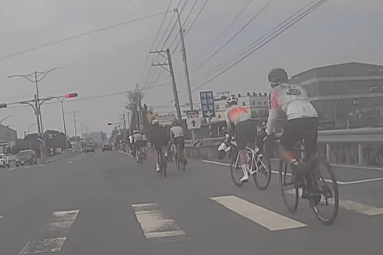 比賽就無敵？高雄百K賽選手闖紅燈「警在旁玩手機」　網怒轟：警察裝飾用