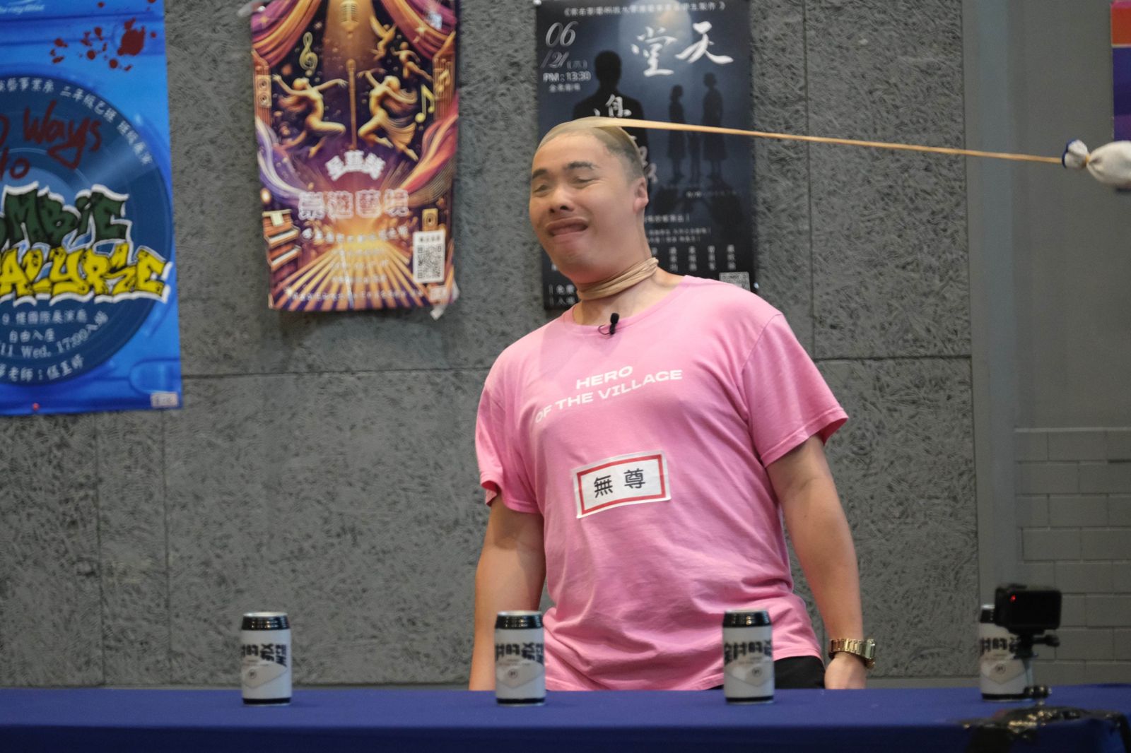 無尊雖被絲襪卡住牙齦,直喊超痛,卻表現亮眼,化身「絲襪電風扇」秒破關。東森綜合台提供