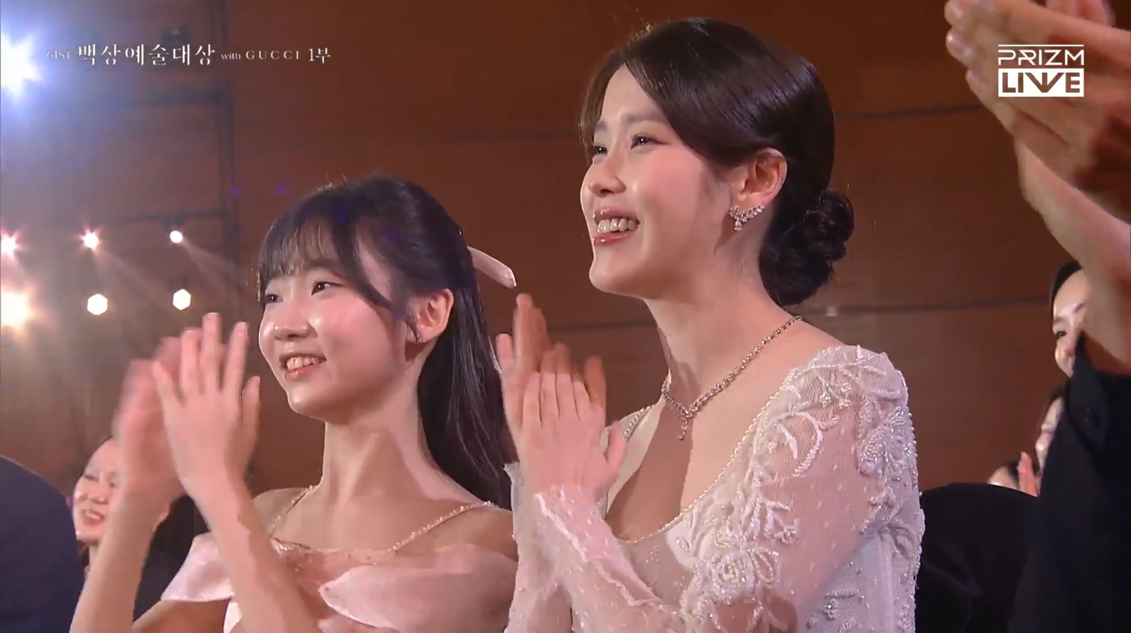 IU（右）與金泰妍很開心「媽媽」廉惠蘭獲女配角肯定。翻攝prizm