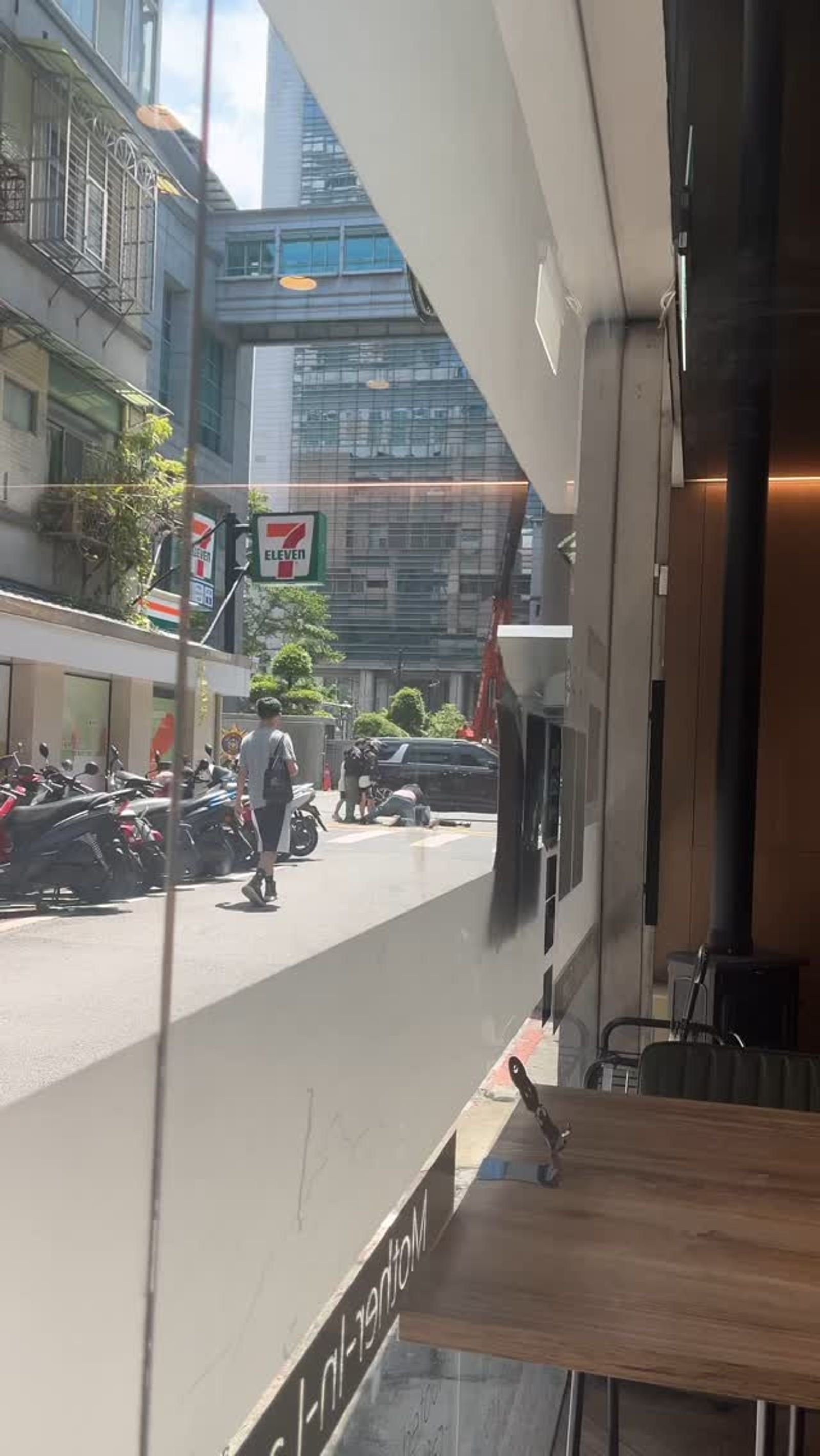 快訊/刑事龍頭成塑膠大門口上演全武行 兩男疑因行車糾紛當街互毆