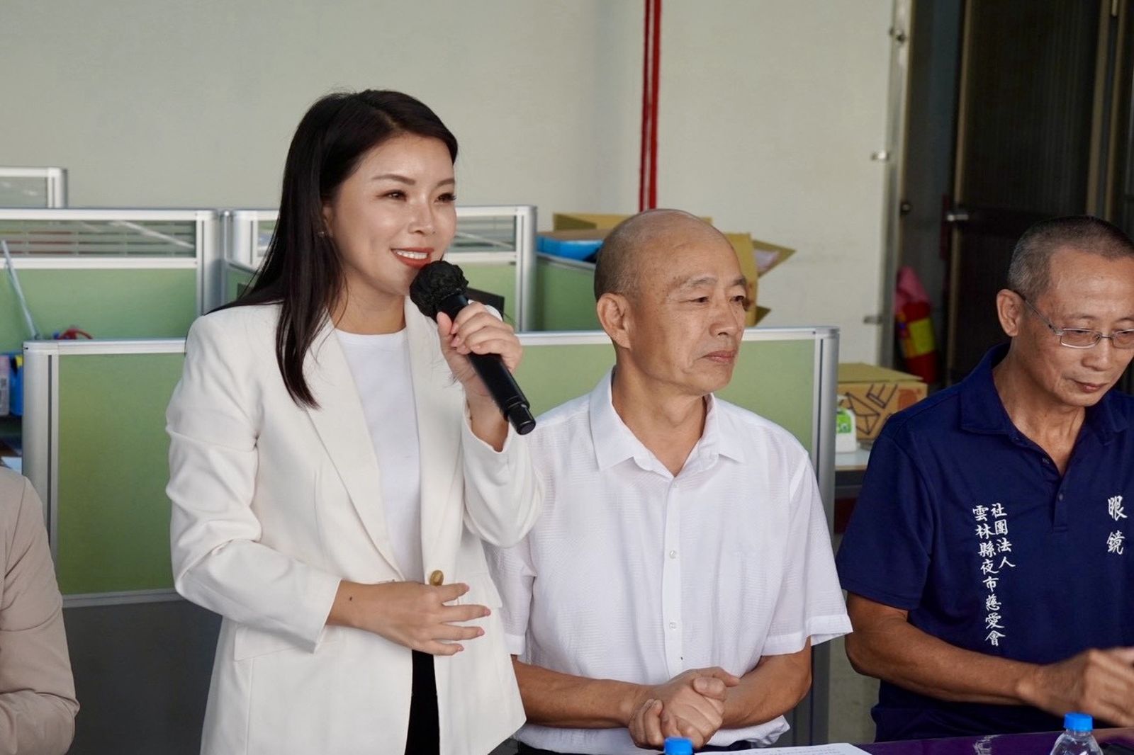 雲林縣夜市慈愛會獲頒「莫忘世上苦人多」匾額今揭匾,立法院長韓國瑜出席表示,期許張嘉郡擔任縣長引進更多愛心。圖/張嘉郡辦公室提供