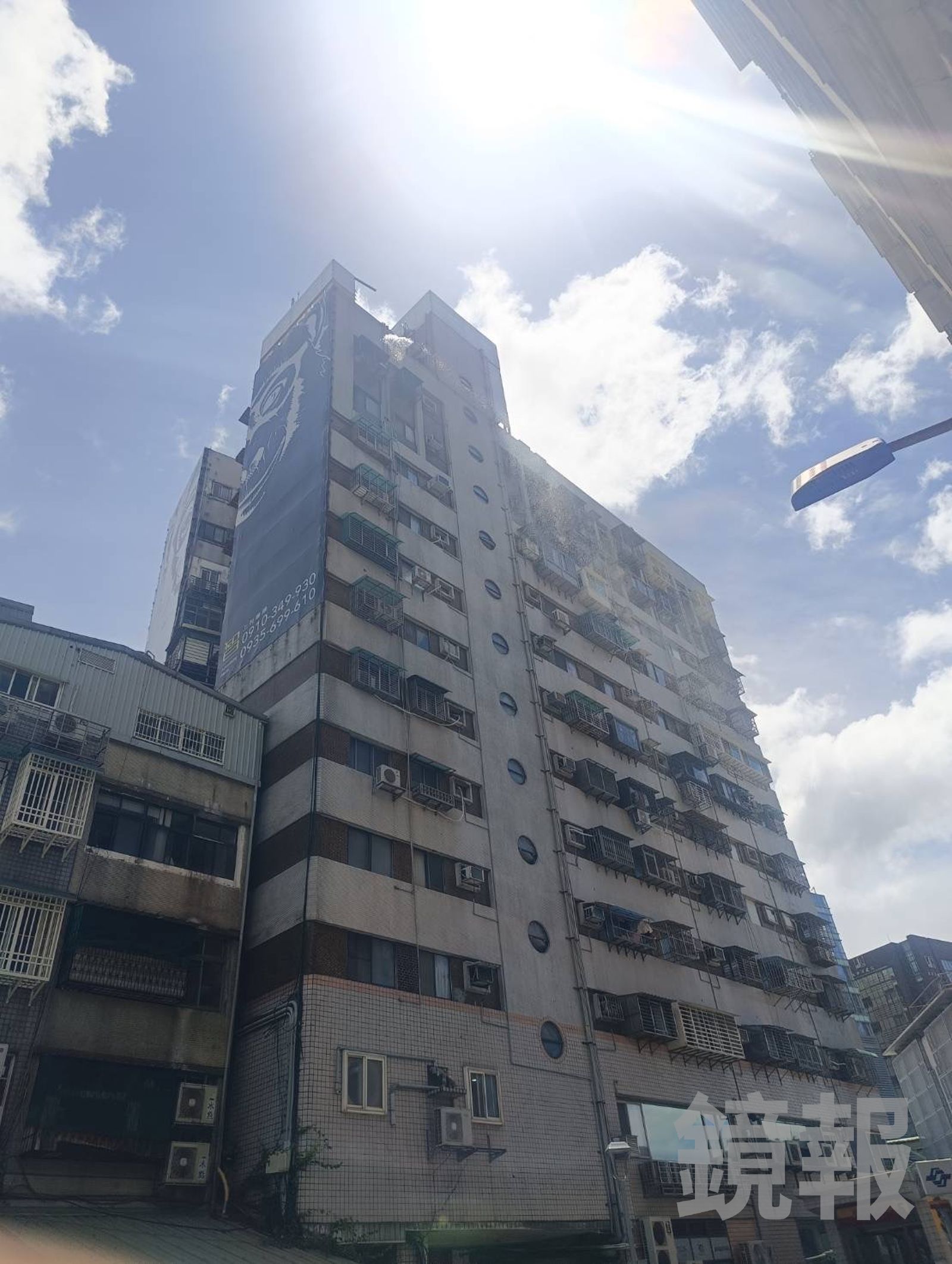 台北市仍晴空萬里,但風勢逐漸增強將物品吹落。民眾提供