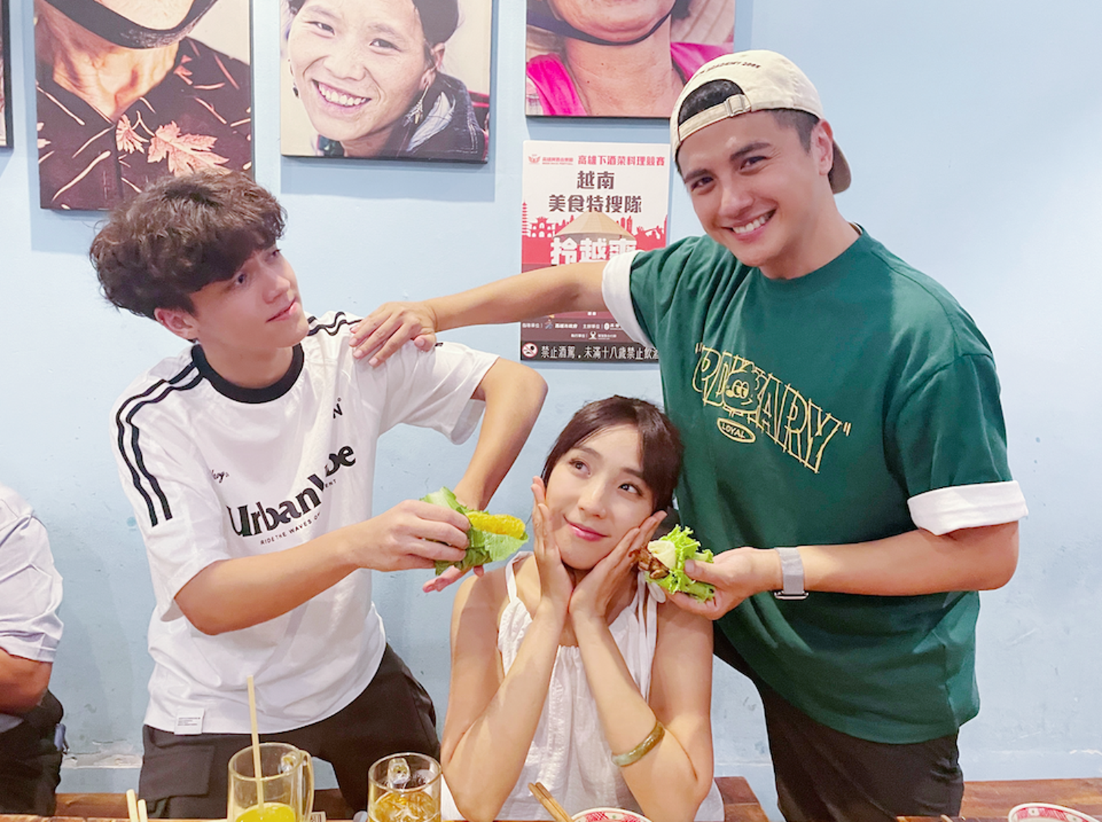 越南女孩路邊示好比愛心　男星爽喊：我是下酒菜