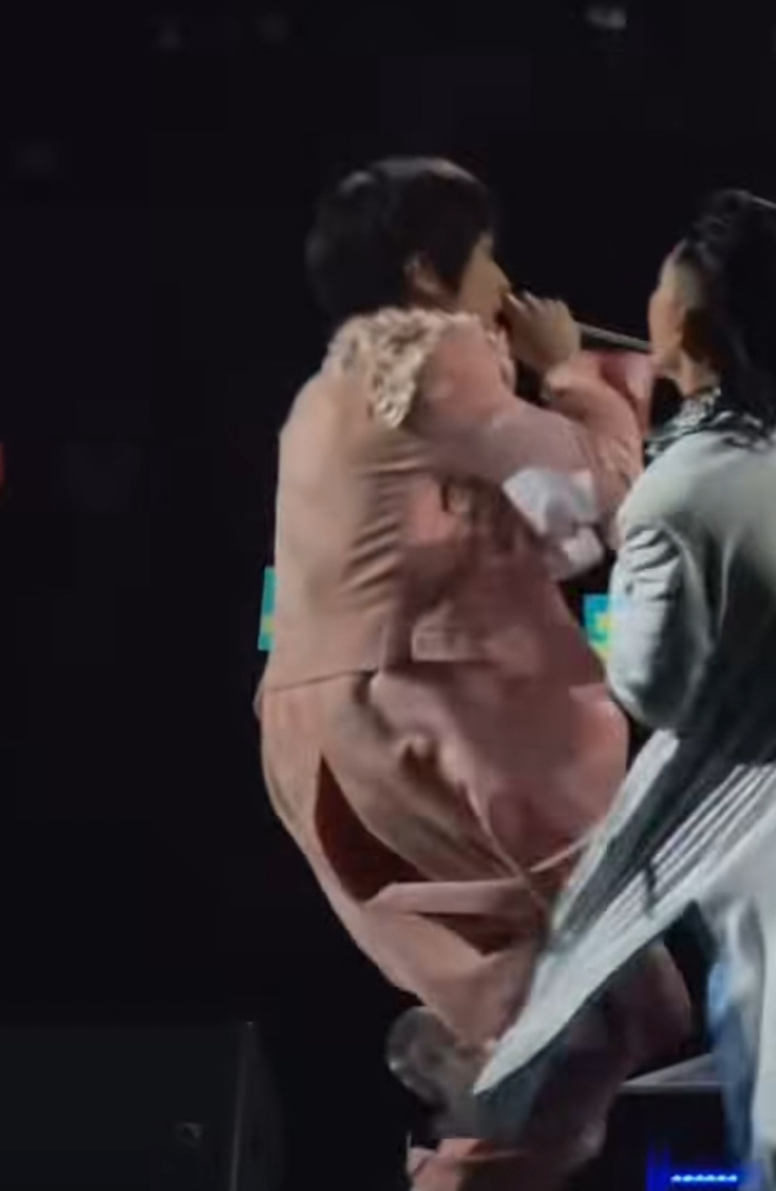 阿信(左)旋轉時腳不慎勾到吳建豪的衣襬,重心不穩摔倒在地。翻攝小紅書