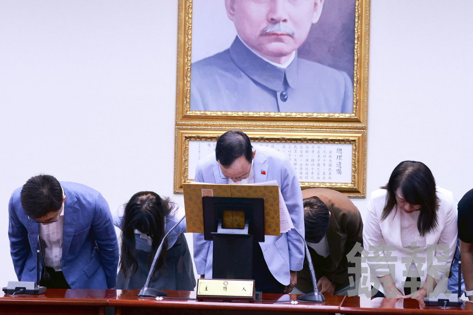朱立倫強調,這4年來,他與國民黨的青年團隊穩扎穩打,戮力向前,因此要與所有黨務主管深深一鞠躬,感謝所有黨員與台灣人民。(圖/劉耀勻攝)