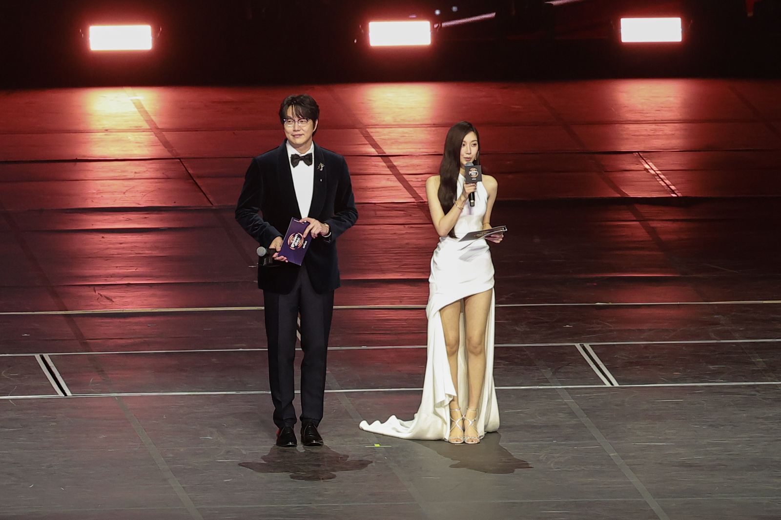 成始璄（左）與文佳煐是今晚的典禮主持人。讀者提供