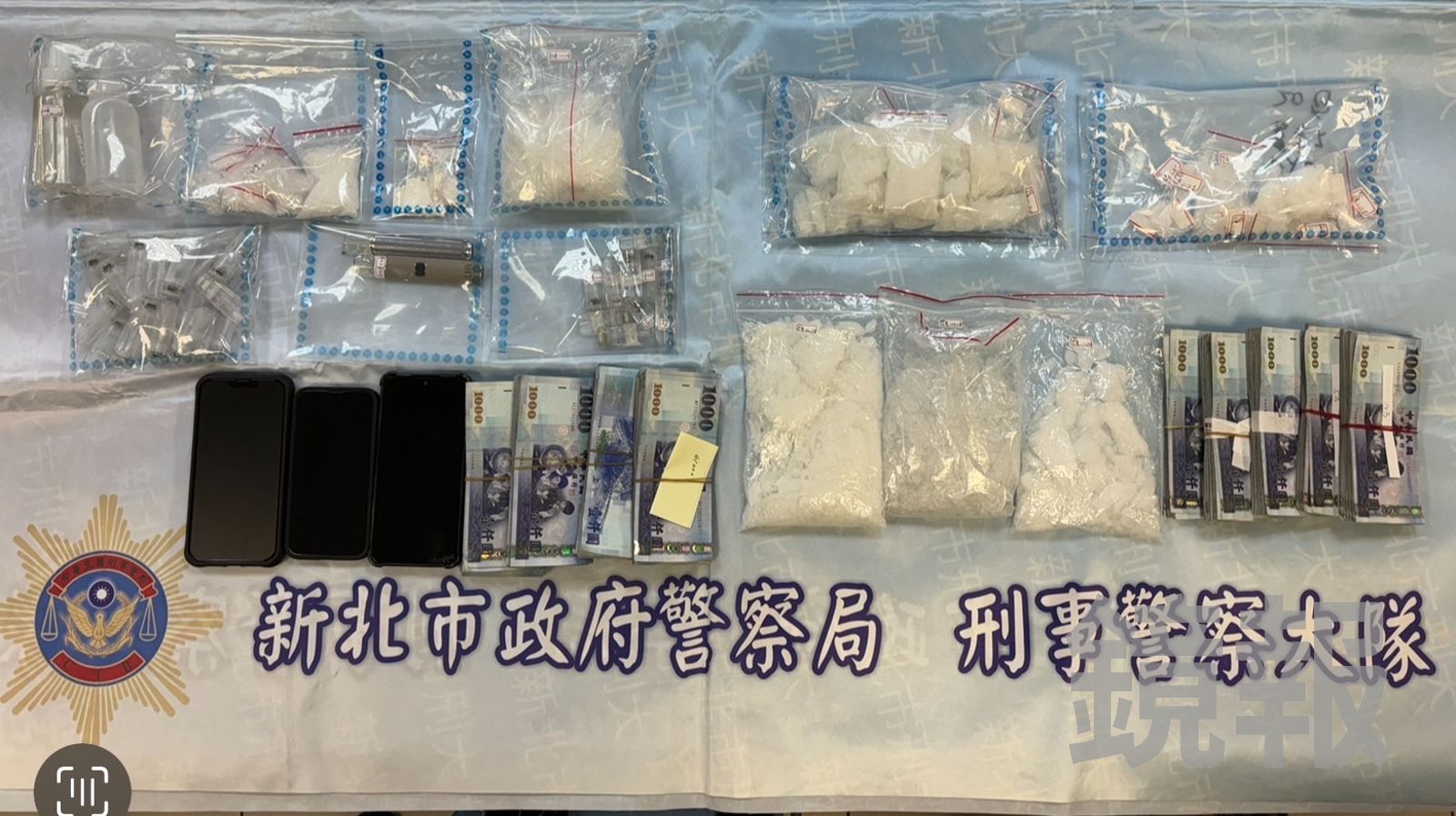 警方查獲安非他命、海洛因、依托咪酯煙油等毒品及現金87萬餘元。翻攝畫面