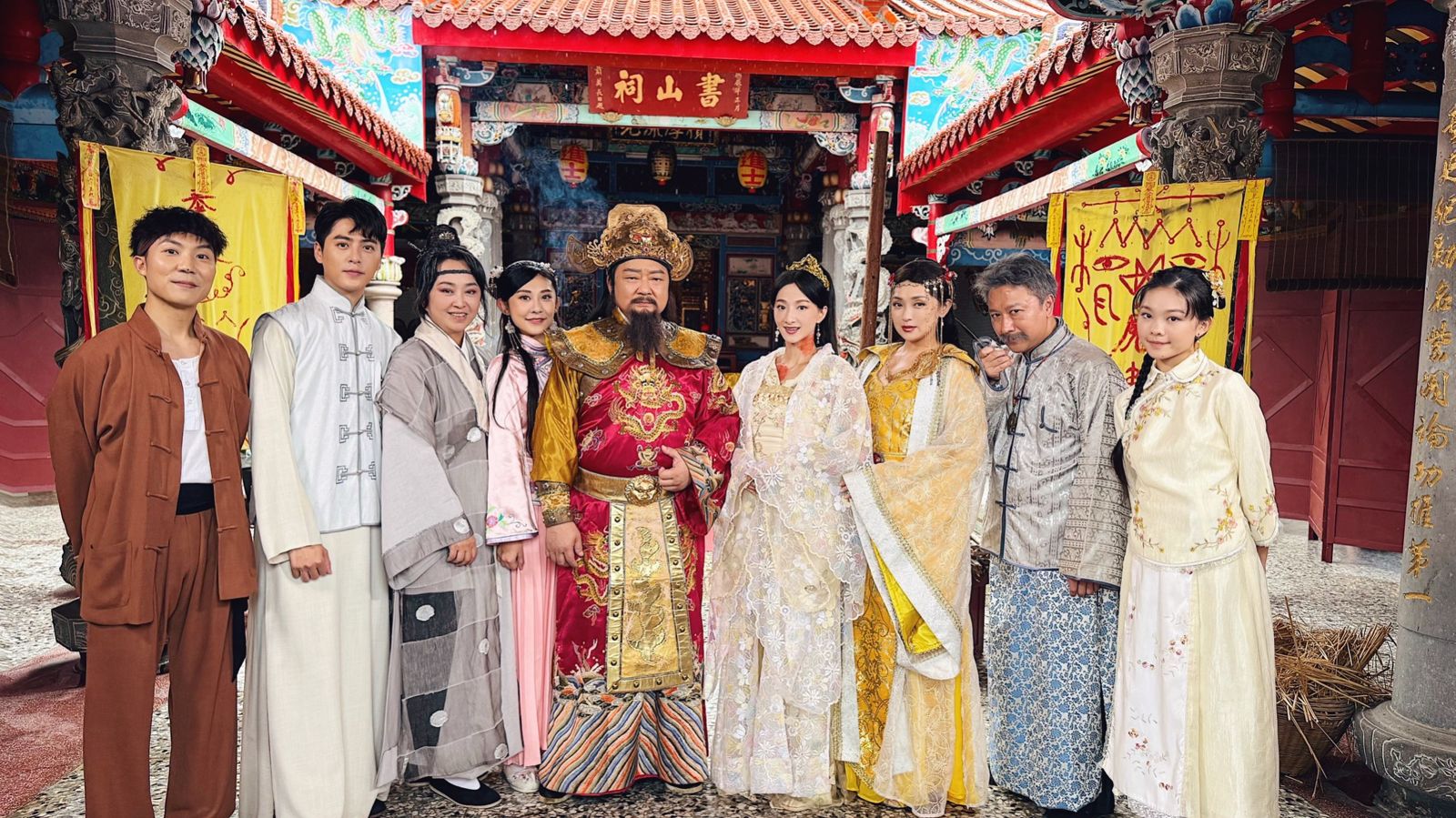 《戲說台灣》新單元「溜寶貝安太歲」演員許定南（左至右）、黃新皓、林衣倩、蔡沐函、楊少文、江晏寧、彭曉彤、劉濟民、林湘儀。三立提供