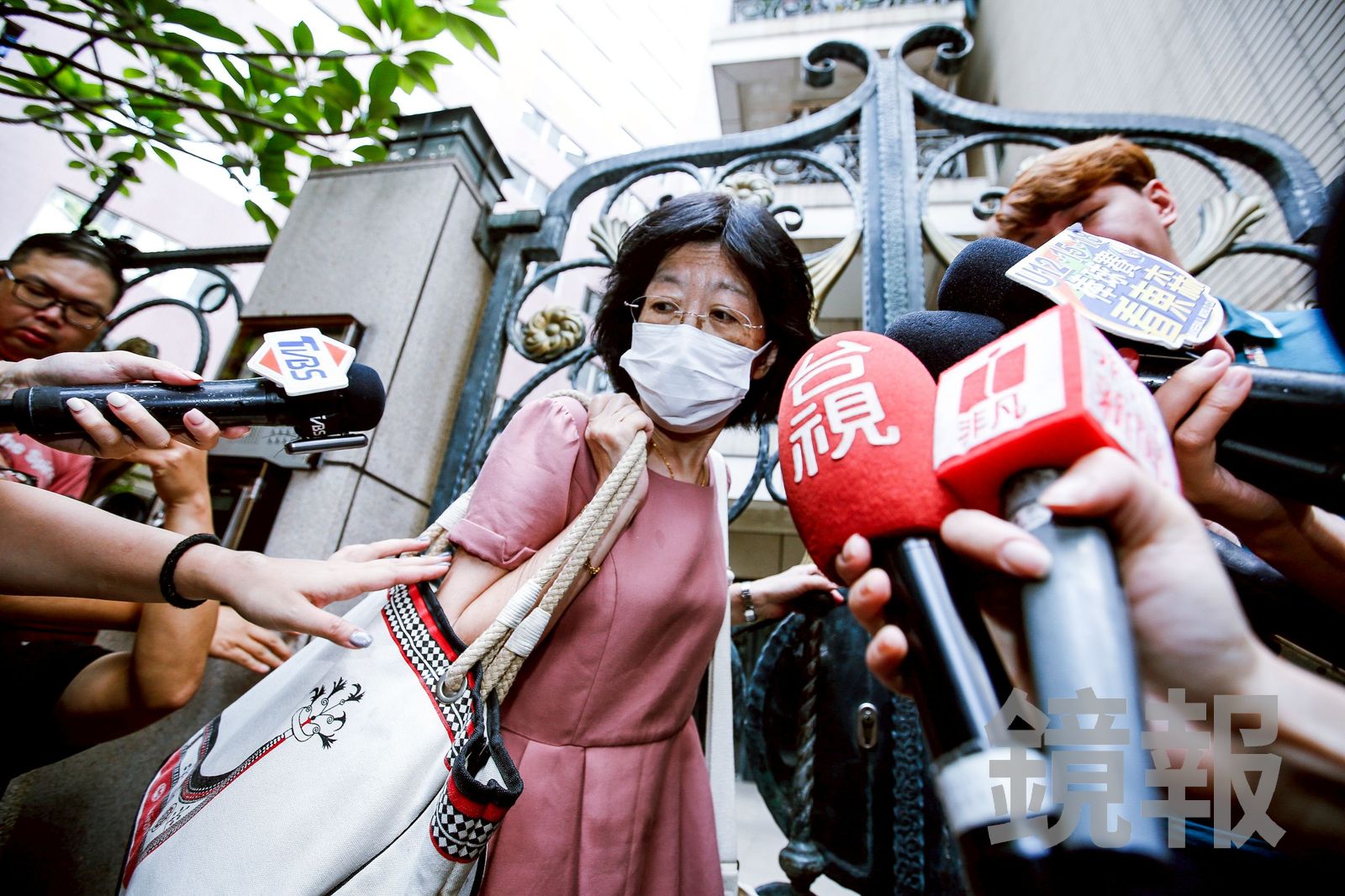 柯文哲的妻子陳佩琪則是先行於早上8時39分左右離家，前往搭乘捷運處理私事。（圖／鄒保祥攝）