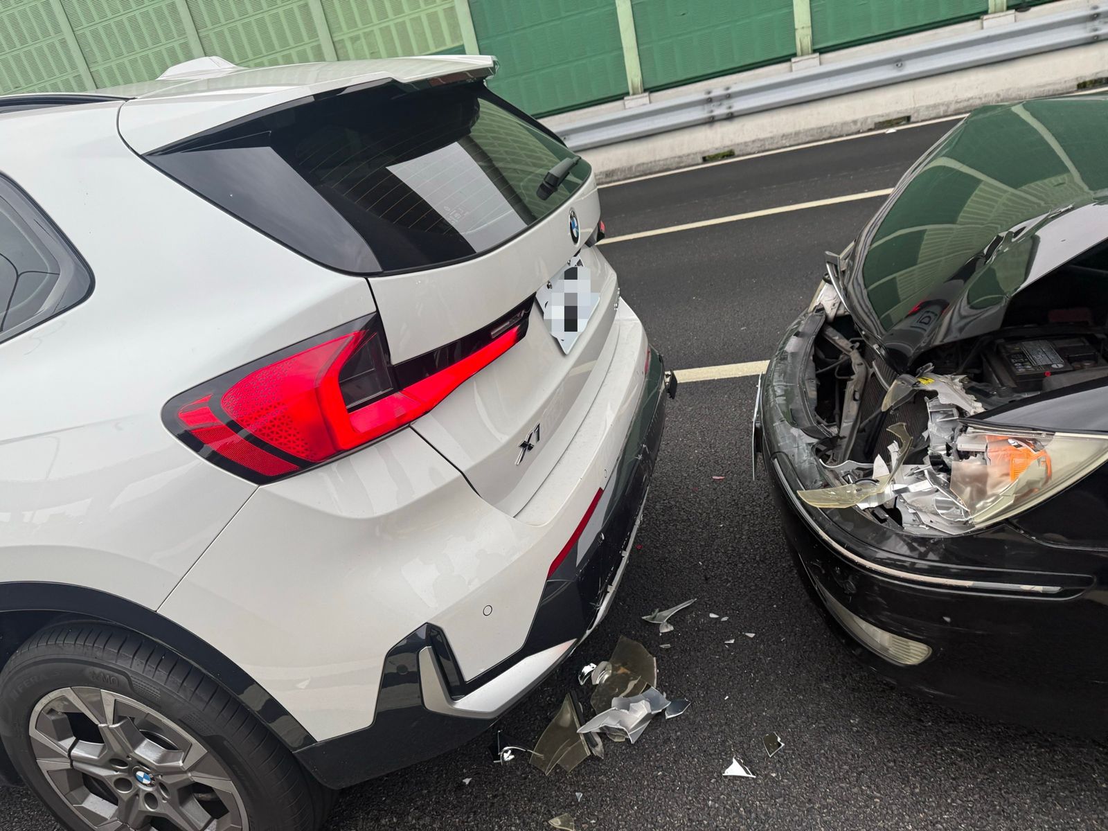 剛牽半年的新車受損讓徐千京相當心疼，但慶幸僅鼻子輕微碰撞方向盤。民視提供