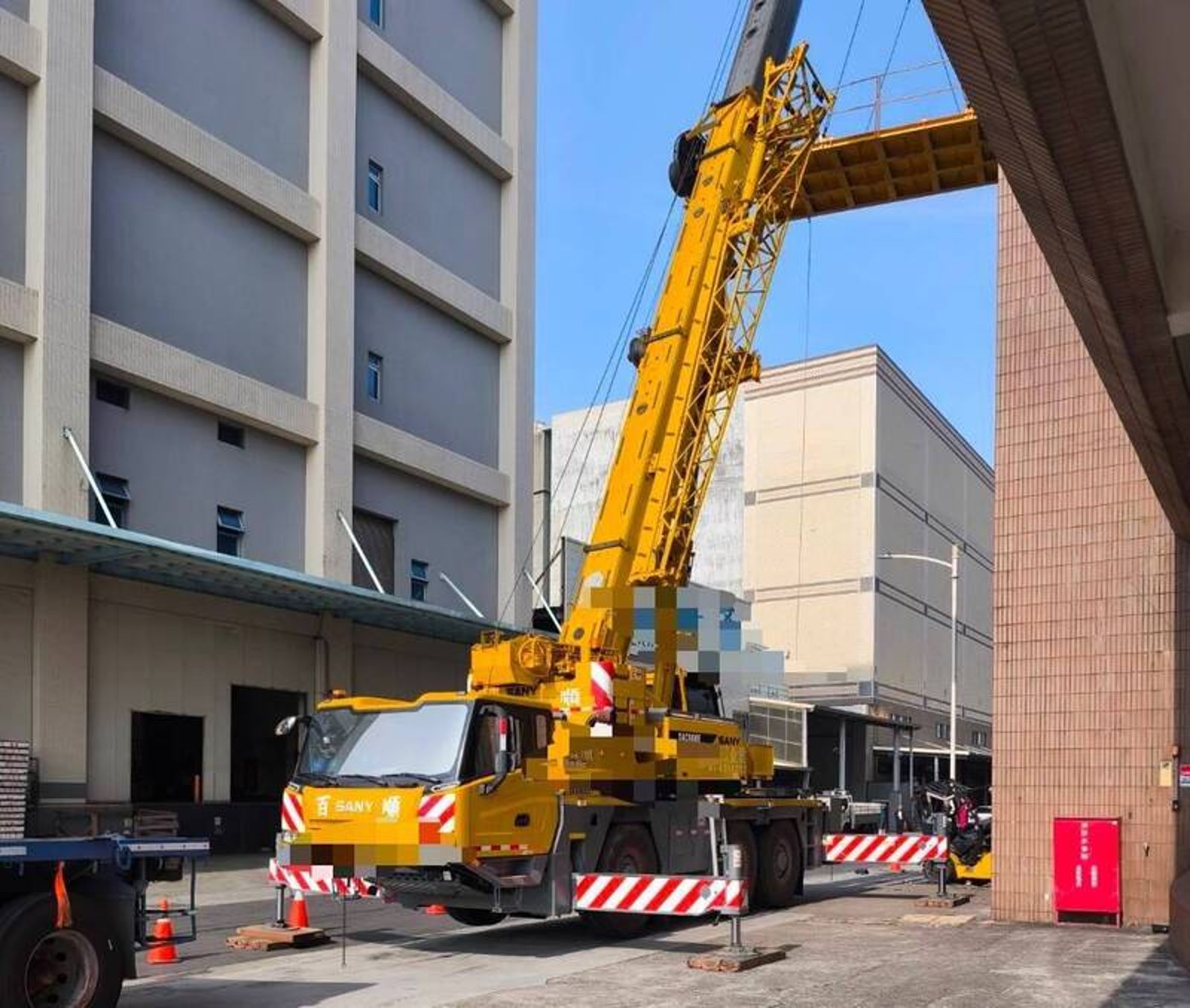 起重機吊堆高機上樓、工人搭便車？　人機高速墜落4層樓瞬間畫面曝