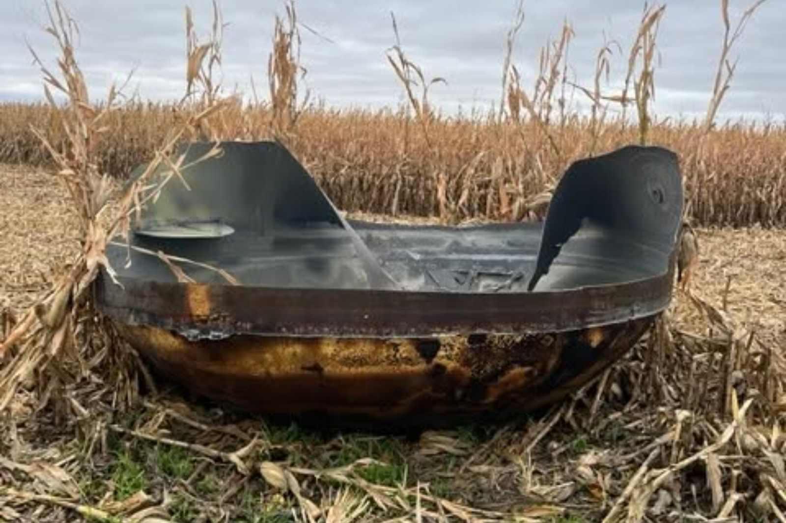 美國明尼蘇達州一處玉米田出現神秘物體。圖/翻攝自Stevens County Minnesota Sheriff's Office臉書