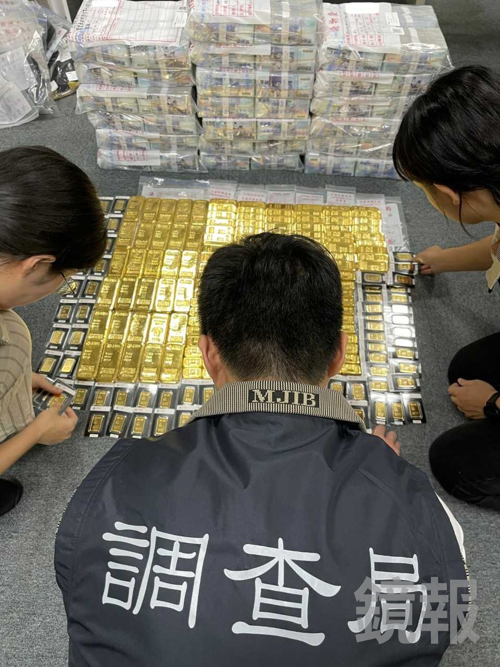 檢調扣案158.8公斤黃金條塊與近1億元的現金，由調查局北機站戒護押送，載往台中地檢署贓物庫保存。調查局提供