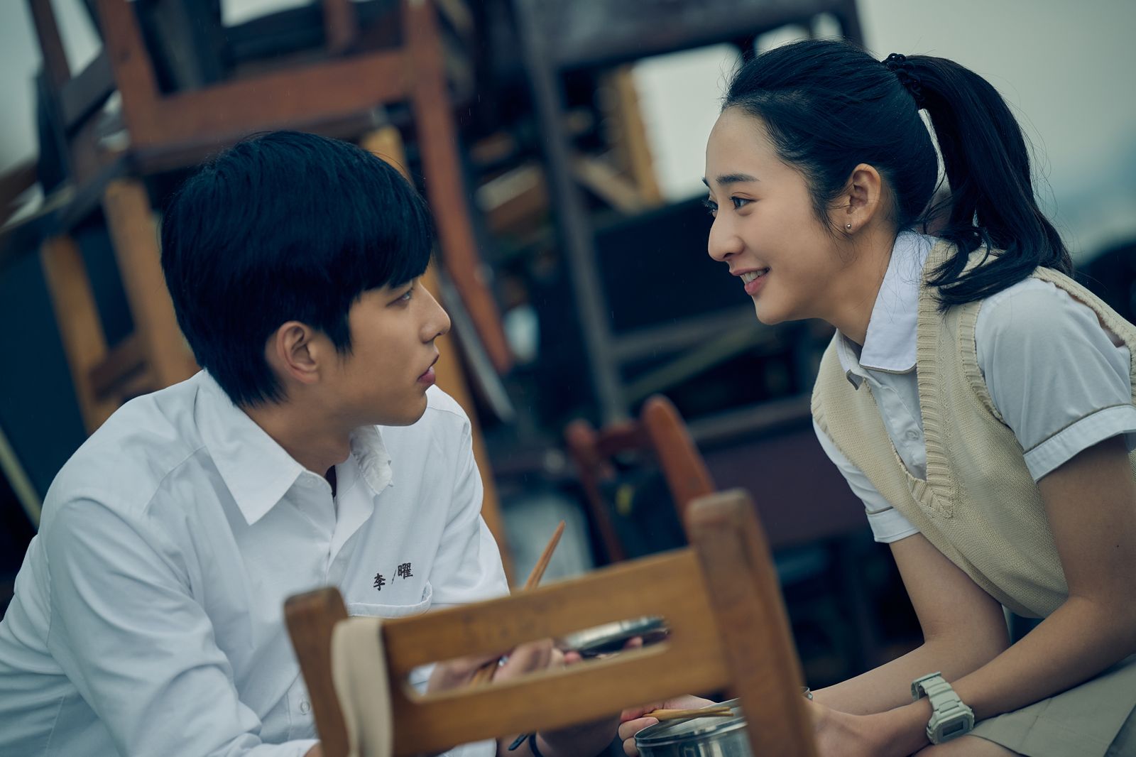 曾敬驊李沐深情對戲！《如果我不曾見過太陽》花絮揭露青春愛情與懸疑糾葛。Netflix提供