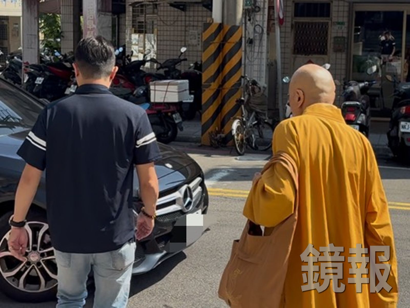 釋常禪在法庭上言詞遲緩,步出法院在一群信眾陪同下搭賓士車離開。李依璇攝