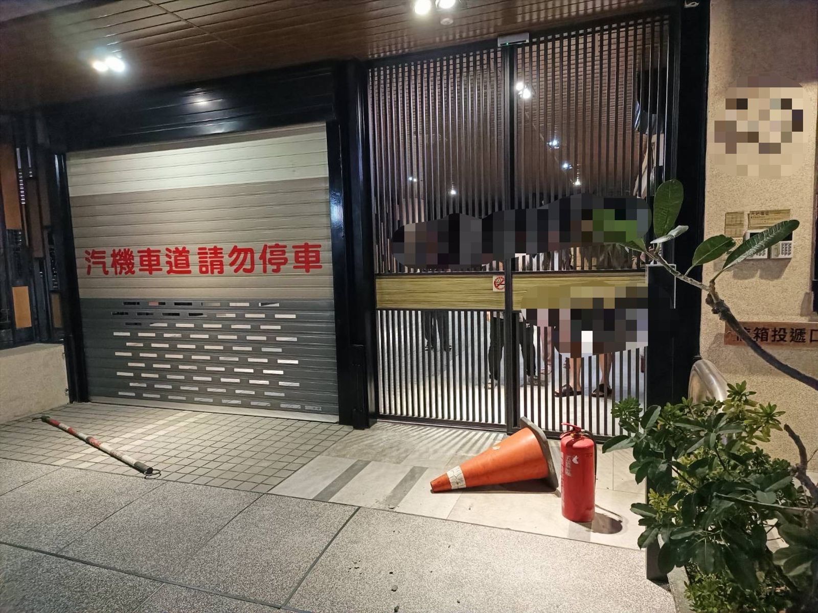 黃男闖入前同事社區,大聲咆哮噴灑滅火器等。翻攝畫面