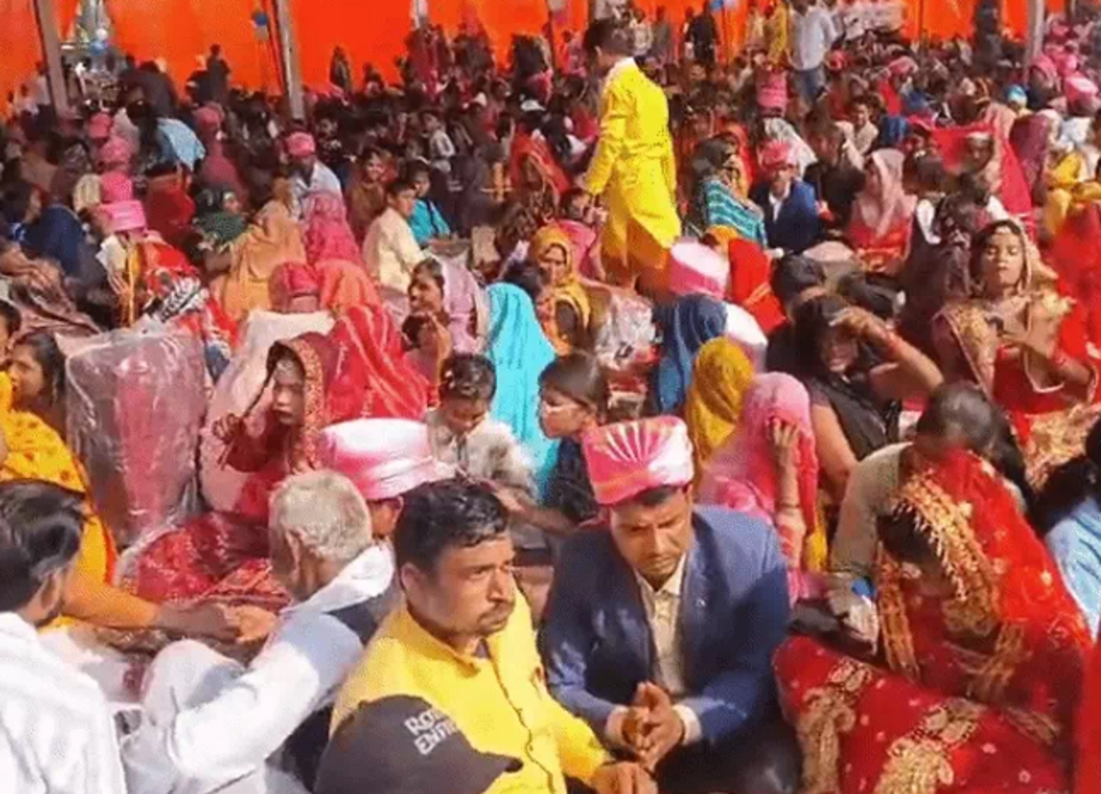 印度383對新人婚禮成戰場，賓客為搶「洋芋片」爆踩踏多人受傷。圖／翻攝自X