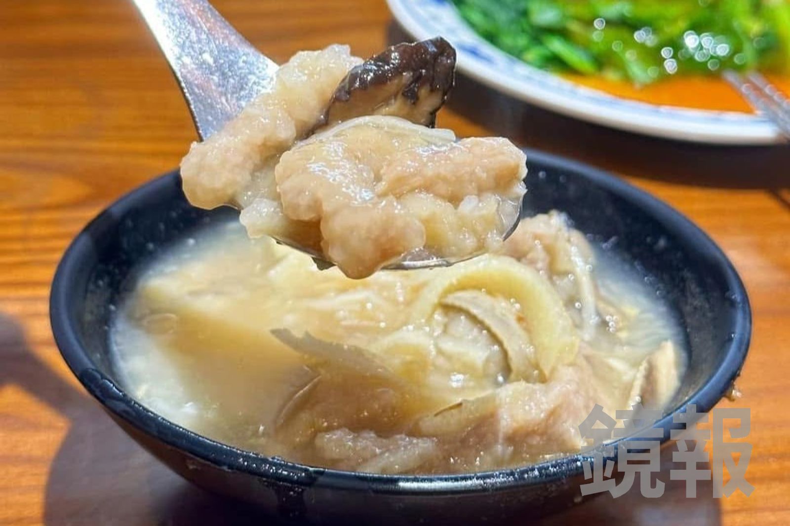 「魚翅肉羹湯」有辦桌味,肉羹嫩軟夠味。(60元/小碗)