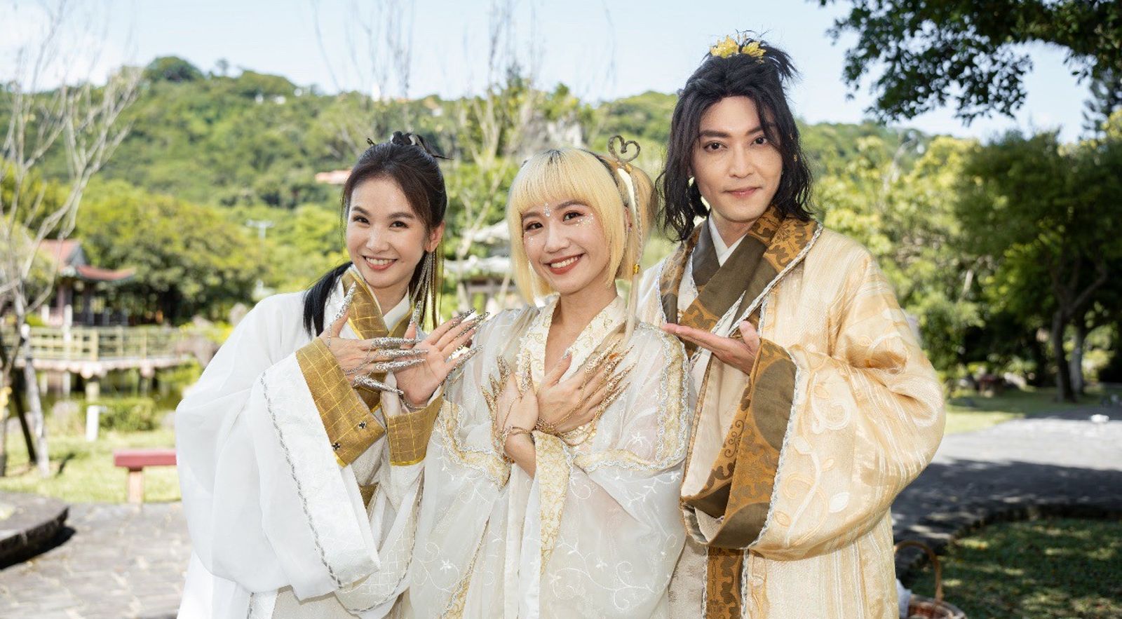 Lulu（中）特別客串《戲說台灣》，飾演史上最奇幻的「菜瓜布仙子」。左為陳小菁、右為陳威翰。三立提供