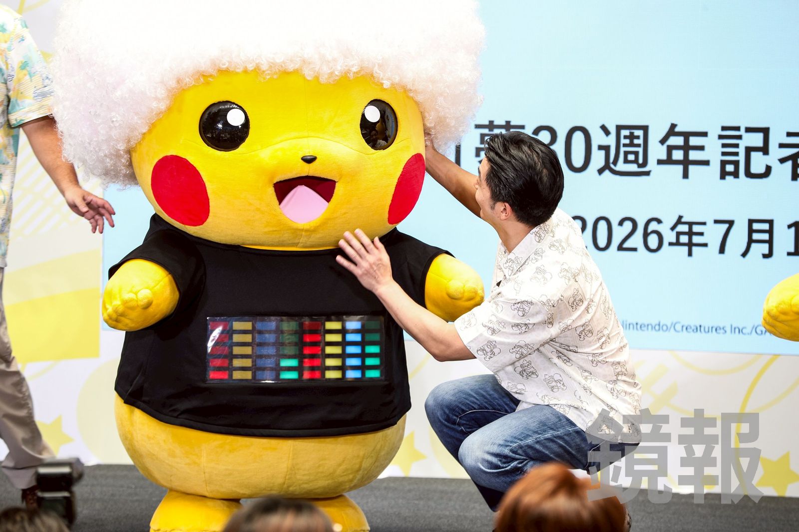 蔣萬安摸摸寶可夢。圖／鄒保祥攝影