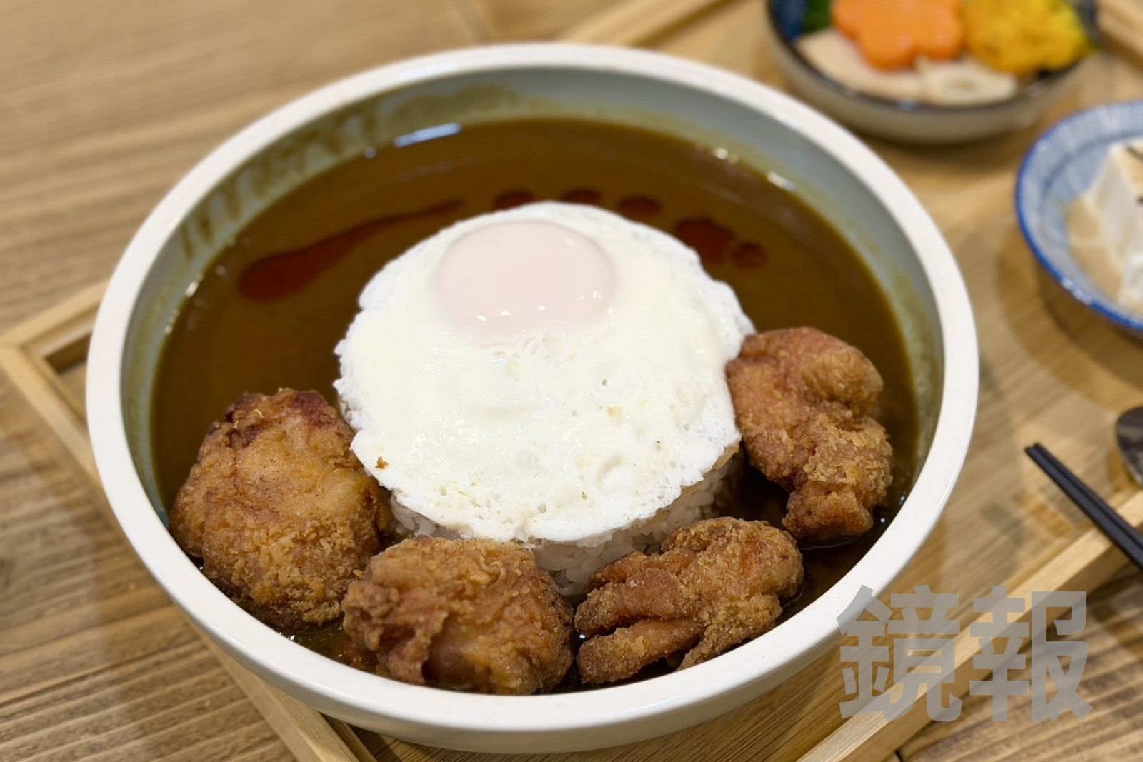 「唐揚雞咖哩飯」的醬汁濃厚,甜中帶點微微苦韻,點小辣更開胃。(280元/份)
