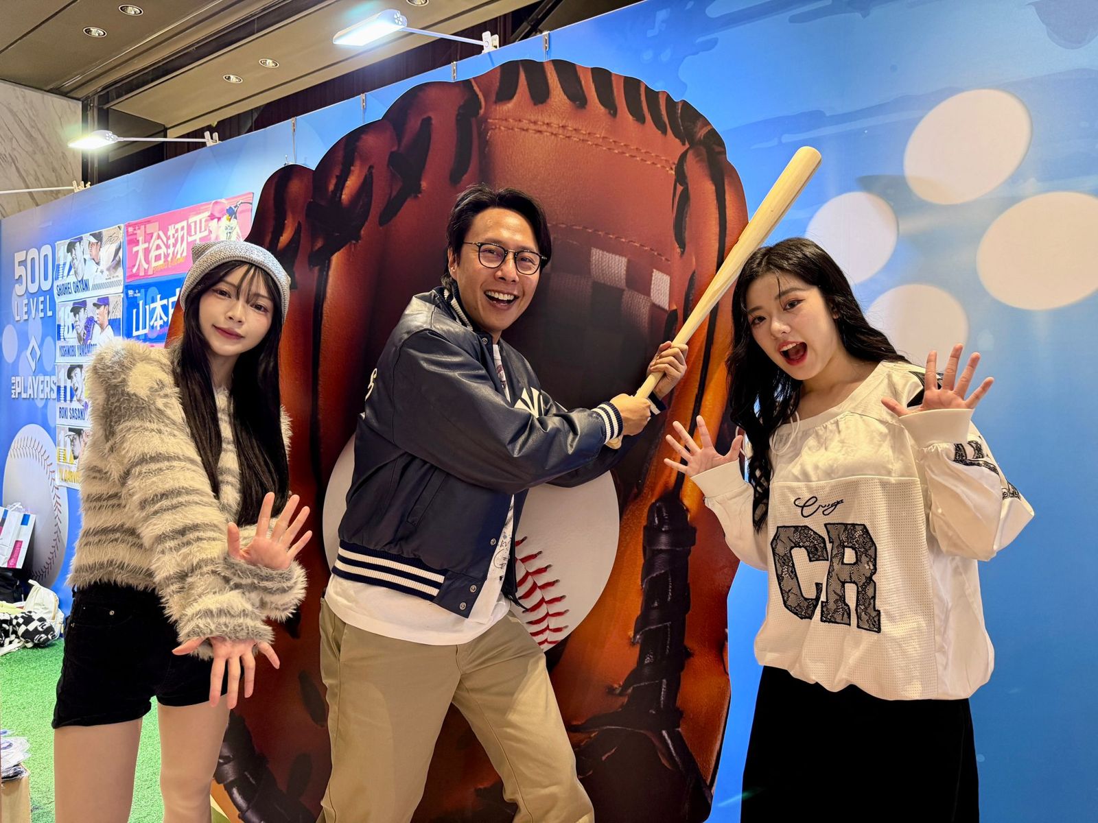 人氣啦啦隊女孩宛宛（左起）、「港仔台爸」金鐘主持張啟樂、饒舌歌手ZX 彷彿置身熱血球場。像素匯提供