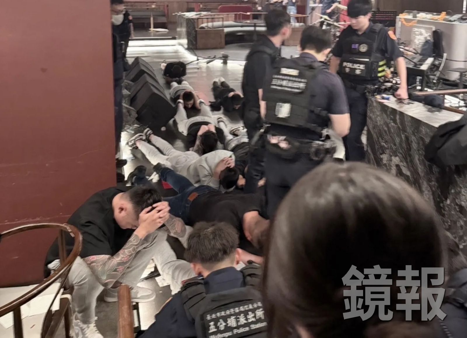 四海幫隱世餐酒館遭砸。翻攝畫面