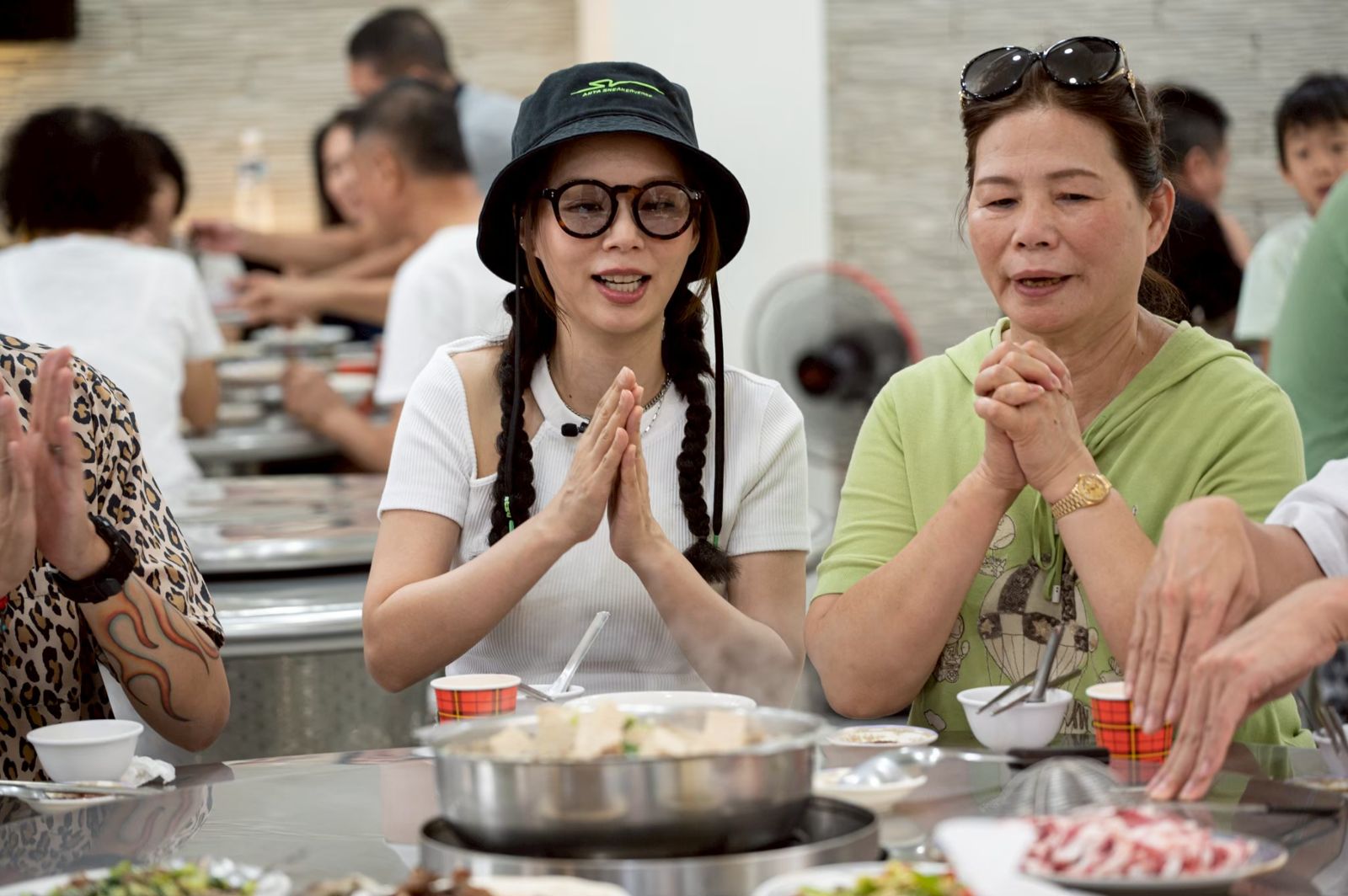 孫淑媚母女罕見同台！孫媽媽爆料歌后私下「愛哭脾氣差」　曾為堂姊出頭踹同學