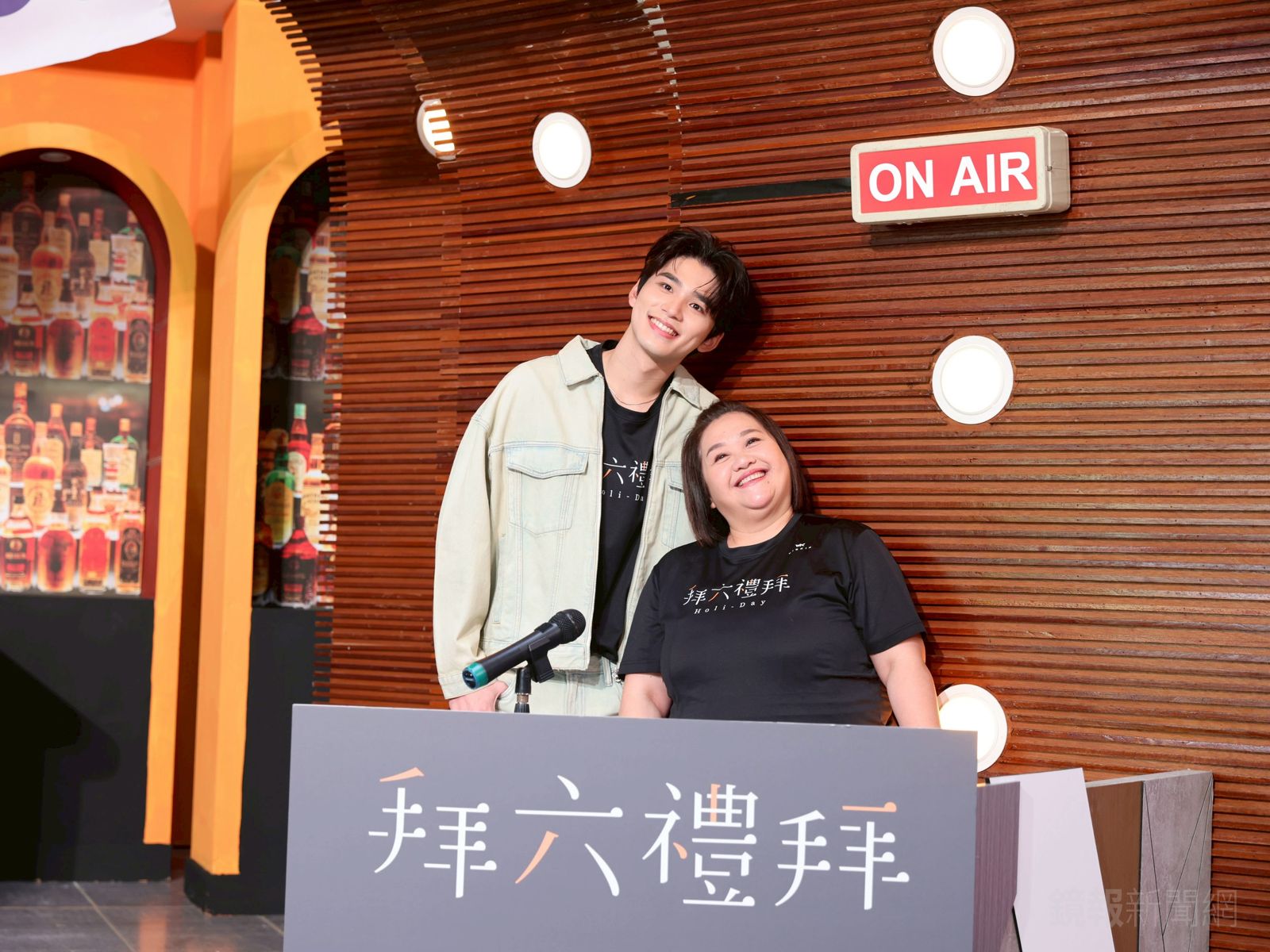 鍾欣凌（右）、王品澔（左）在《拜六禮拜》飾演母子。劉耀勻攝