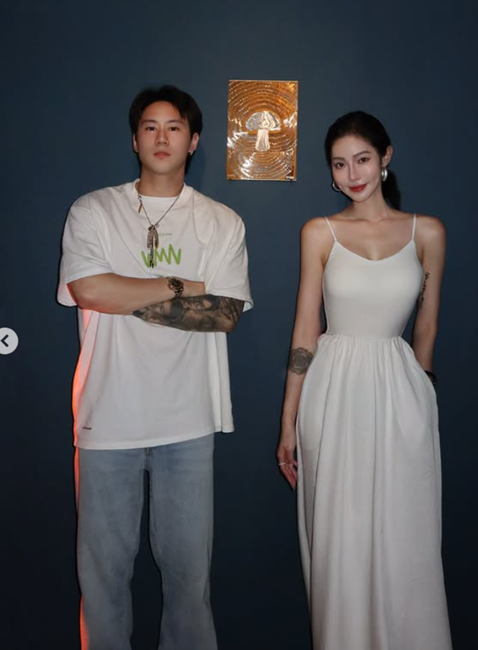 楊博涵（左）經常和張敏（右）出遊，身旁都有朋友當煙霧彈。7月初兩人出席藝術展難得貼出合照。翻攝min8657 IG