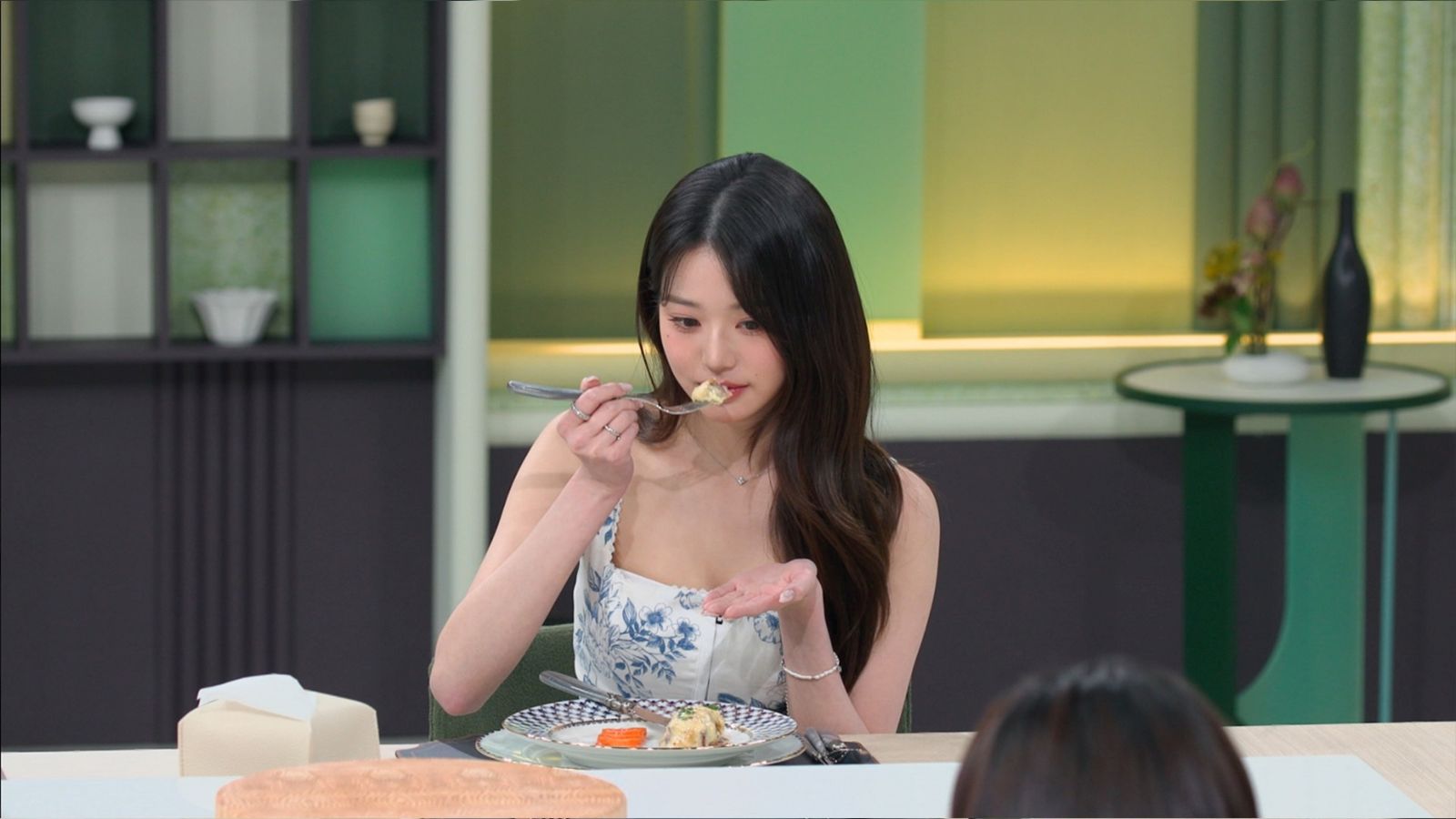 張員瑛被讚是美食家。中天綜合台提供