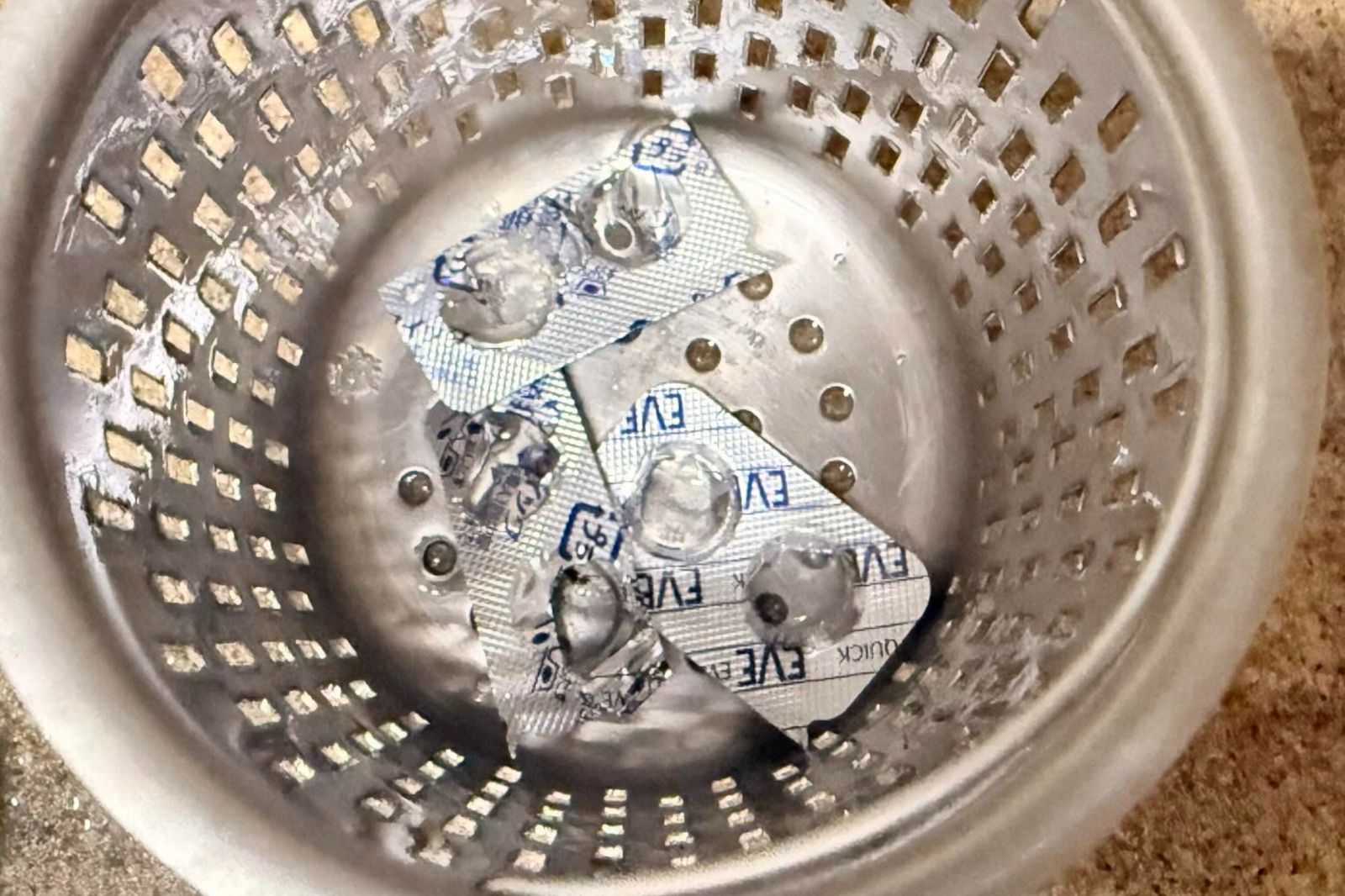 藥錠「鋁箔片」別丟！放進流理台濾網竟可有效抑菌　內行再推1物：除臭更強