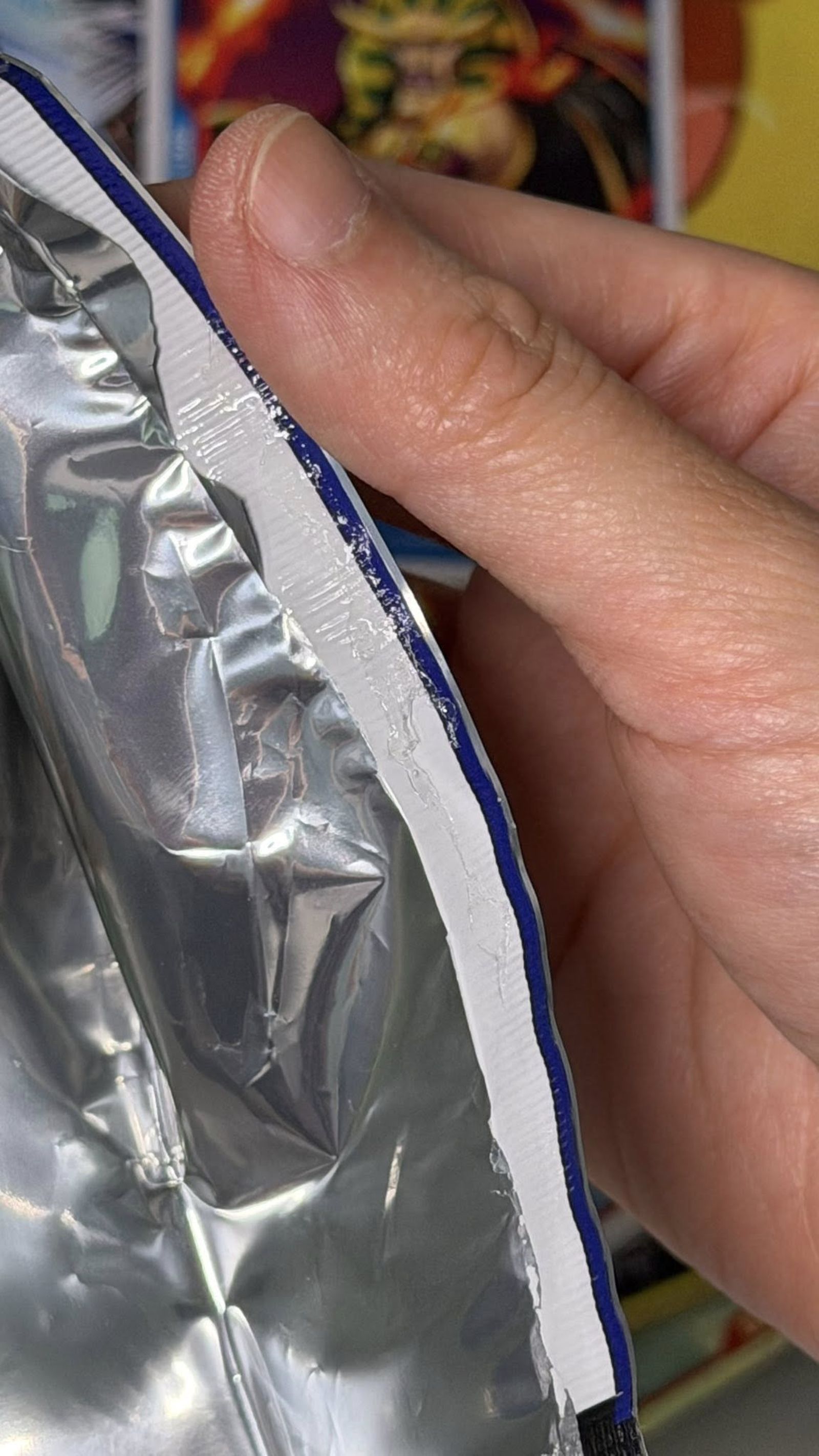 民眾在連鎖書局網路商城購買卡牌，拆封發現膠水重封痕跡。圖／翻攝自航海王海賊王各店家比賽資訊&卡牌交易