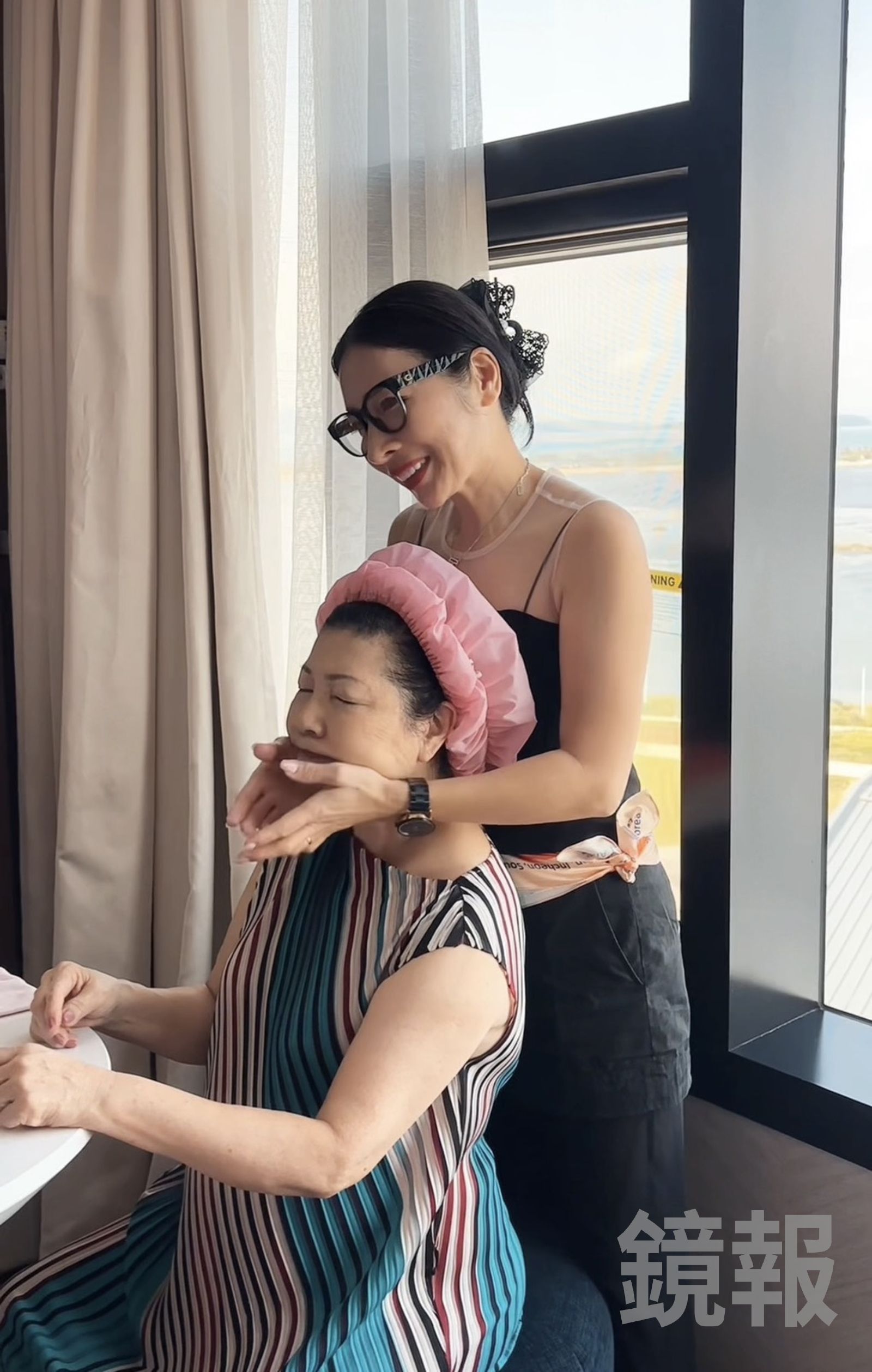 台灣彩妝師龔美暖擁有25年資歷,接連2屆獲邀負責國際蘭馨交流協會主席團梳化工作,她帶領團隊展現專業能力,讓世界看見台灣的軟實力。龔美暖提供