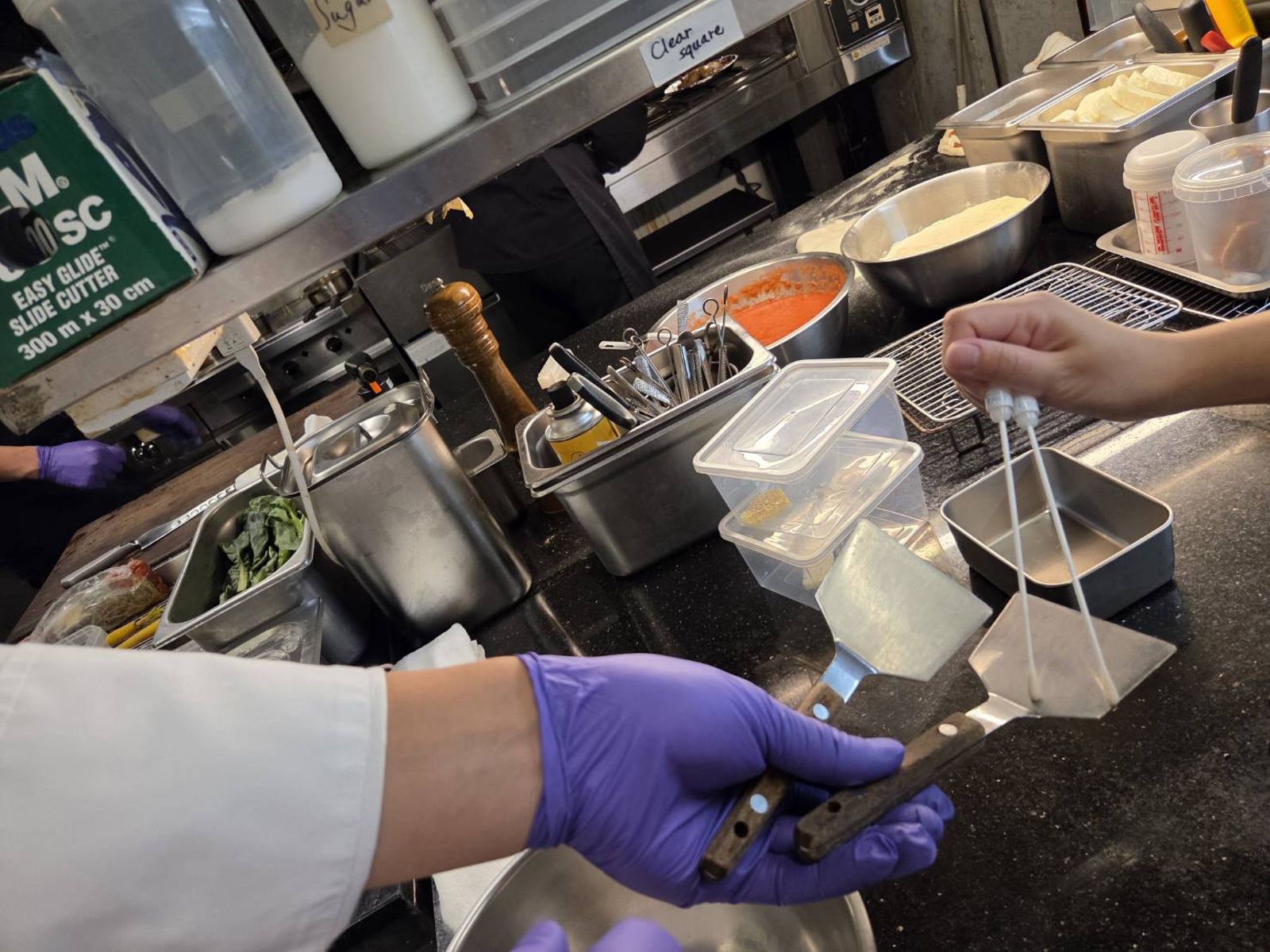 沙拉及提拉米蘇鏟子檢體也被帶回。衛生局提供