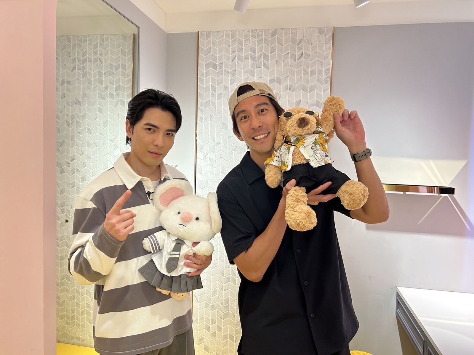 蕭敬騰（左）、修杰楷（右）來到娃娃店打造專屬自己的玩偶。《修TIME》提供