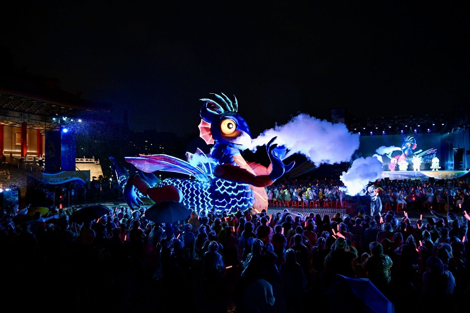 8公尺「燈燈國王」現身螢光燈海,《燈怪》親子劇吸4,500人雨中不退場