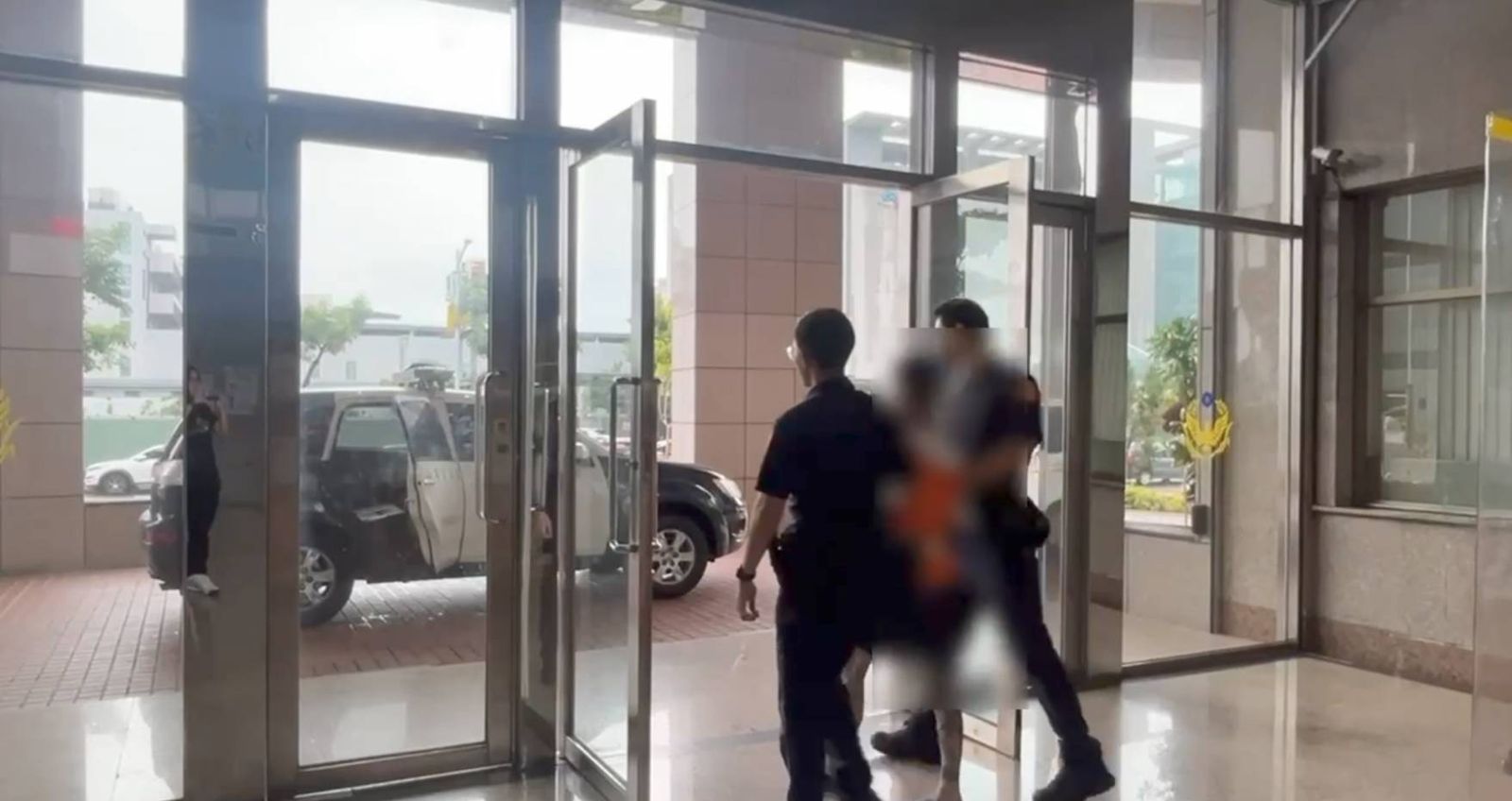 夭壽！高雄15層大樓火警上百住戶奔逃　竟是情侶吵架燒衣服釀禍