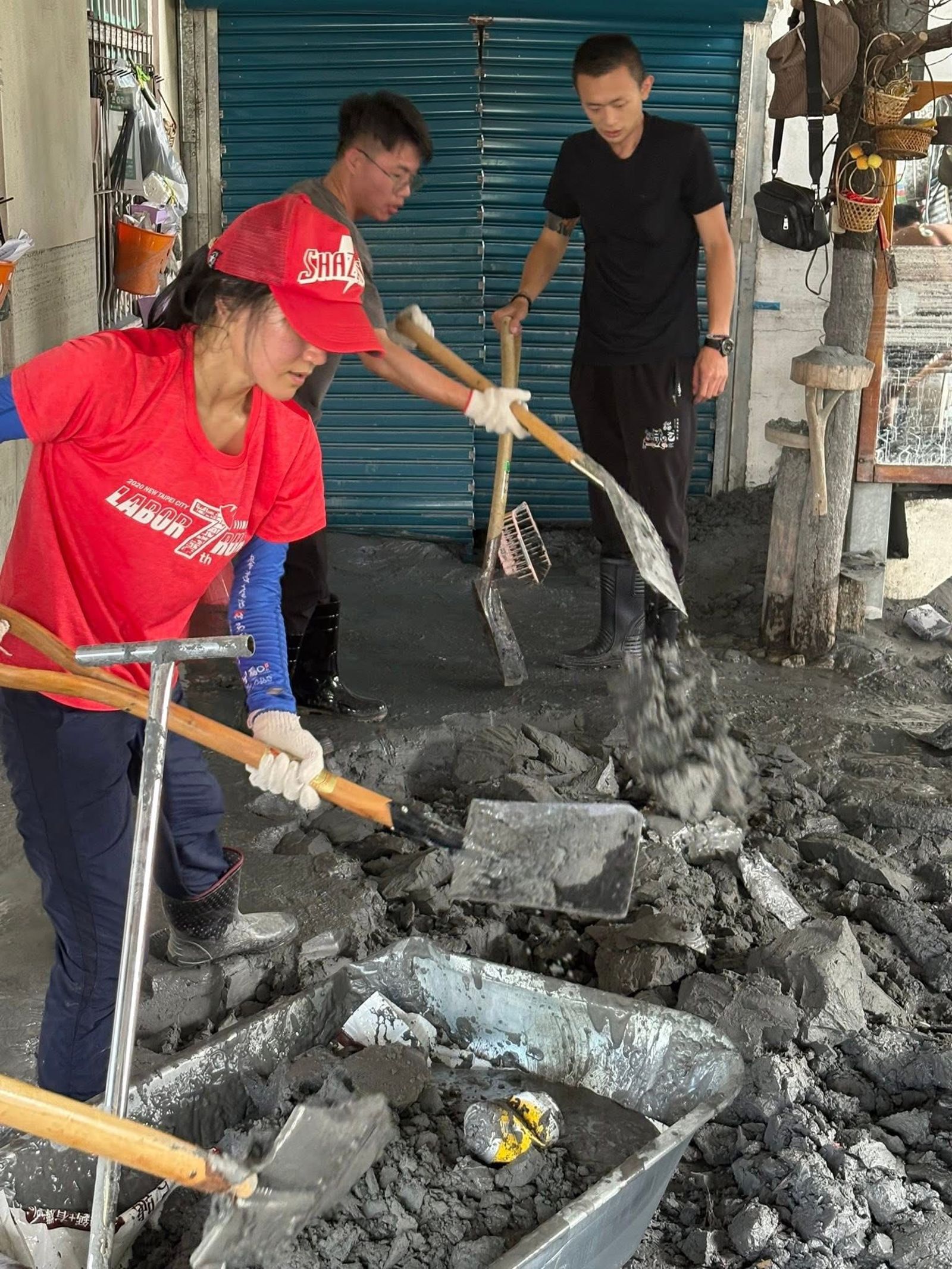 志工到災民家協助清淤。圖／徐余偉提供