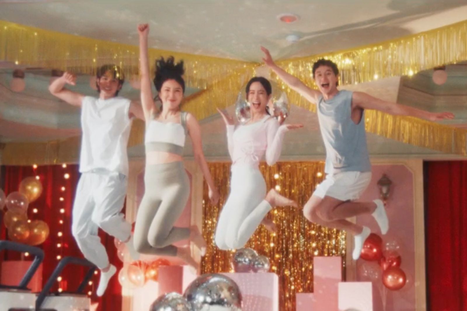 劉以豪（左起）、楊謹華、温貞菱、張軒睿合體拍廣告。虎鐵健身 X 器械皮拉提斯提供