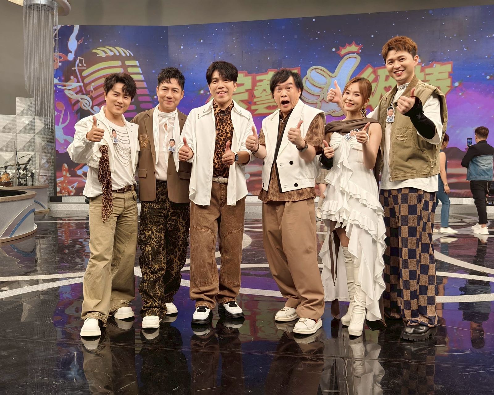 陳孟賢(左起)、陳隨意、許志豪、康康、杜忻恬、李子森主持節目《綜藝一級棒》 。全球巨星有限公司提供