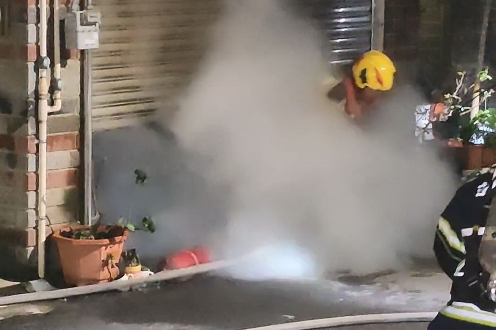 看傻眼！買消夜回來驚見自家燒毀　苗栗透天厝民宅起火4送醫