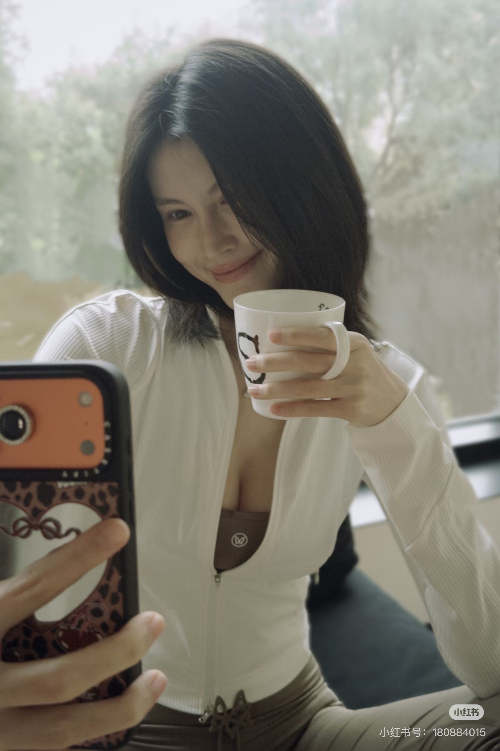 何穗上次更新小紅書已是4月,今拿起新iPhone拍下產後美照。翻攝小紅書@何穗