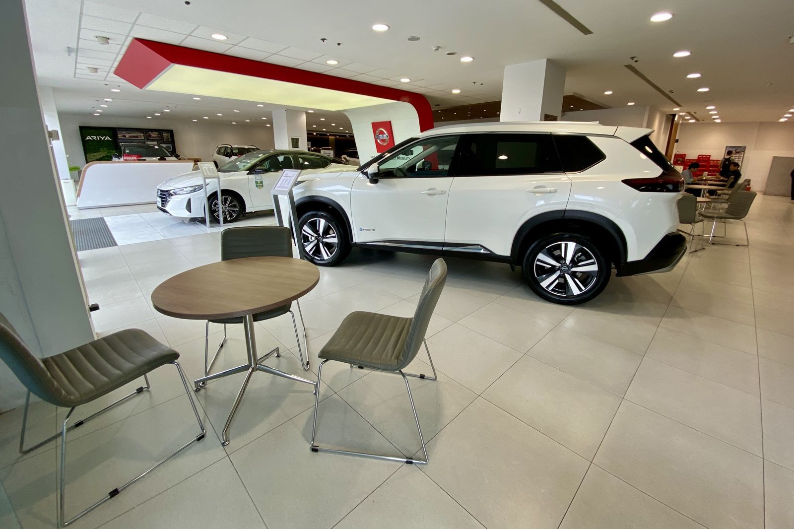 車市大寒冬／展示間已成蚊子館？ 業代月薪8萬變慘領最低工資2.9萬