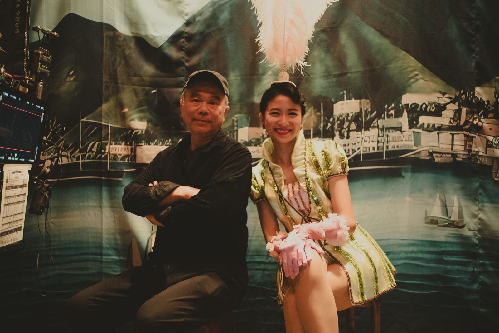 導演陳玉勳（左）被現場重現民國40年代歌舞團的氛圍深深打動，默默在一旁落淚，右為9m88。華文創提供