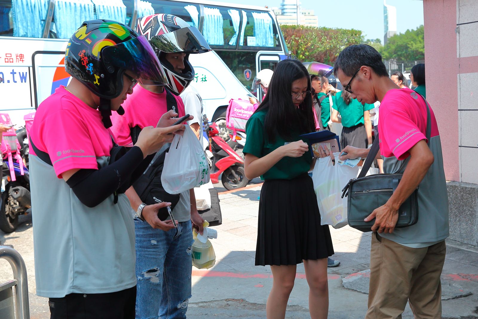 無論外送員之法律屬性是否為勞工，這都不影響國家管制外送平臺的正當性。圖片由鏡週刊提供