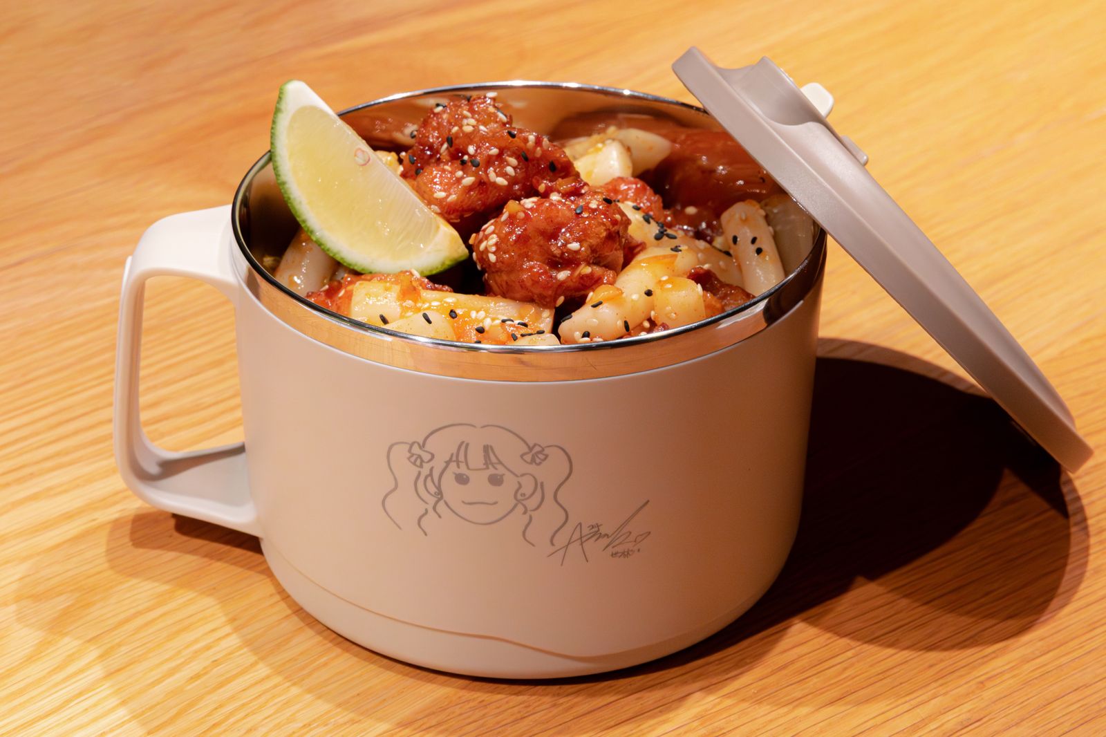 店內主視覺的可愛插圖便是出自河智媛之手。樂天桃猿提供