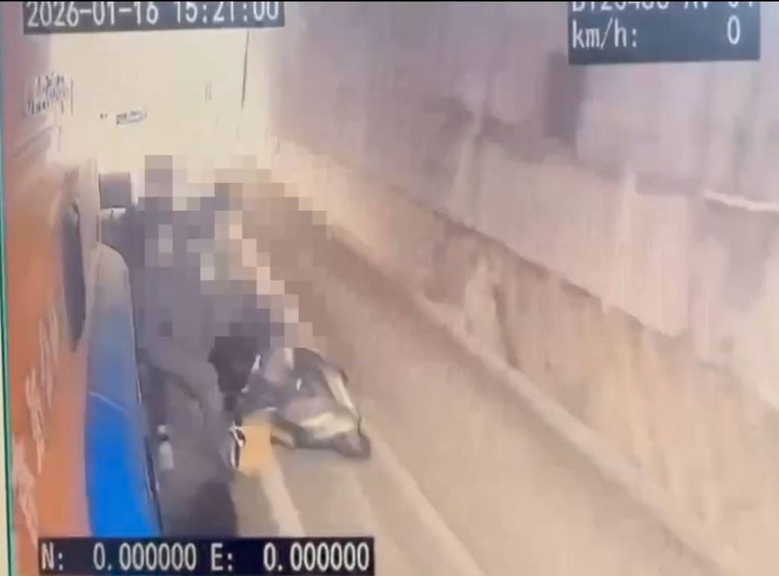 道路縮減釀災！屏東老夫妻機車遭曳引車捲入車底　妻遭輾腦漿溢出慘死夫崩潰