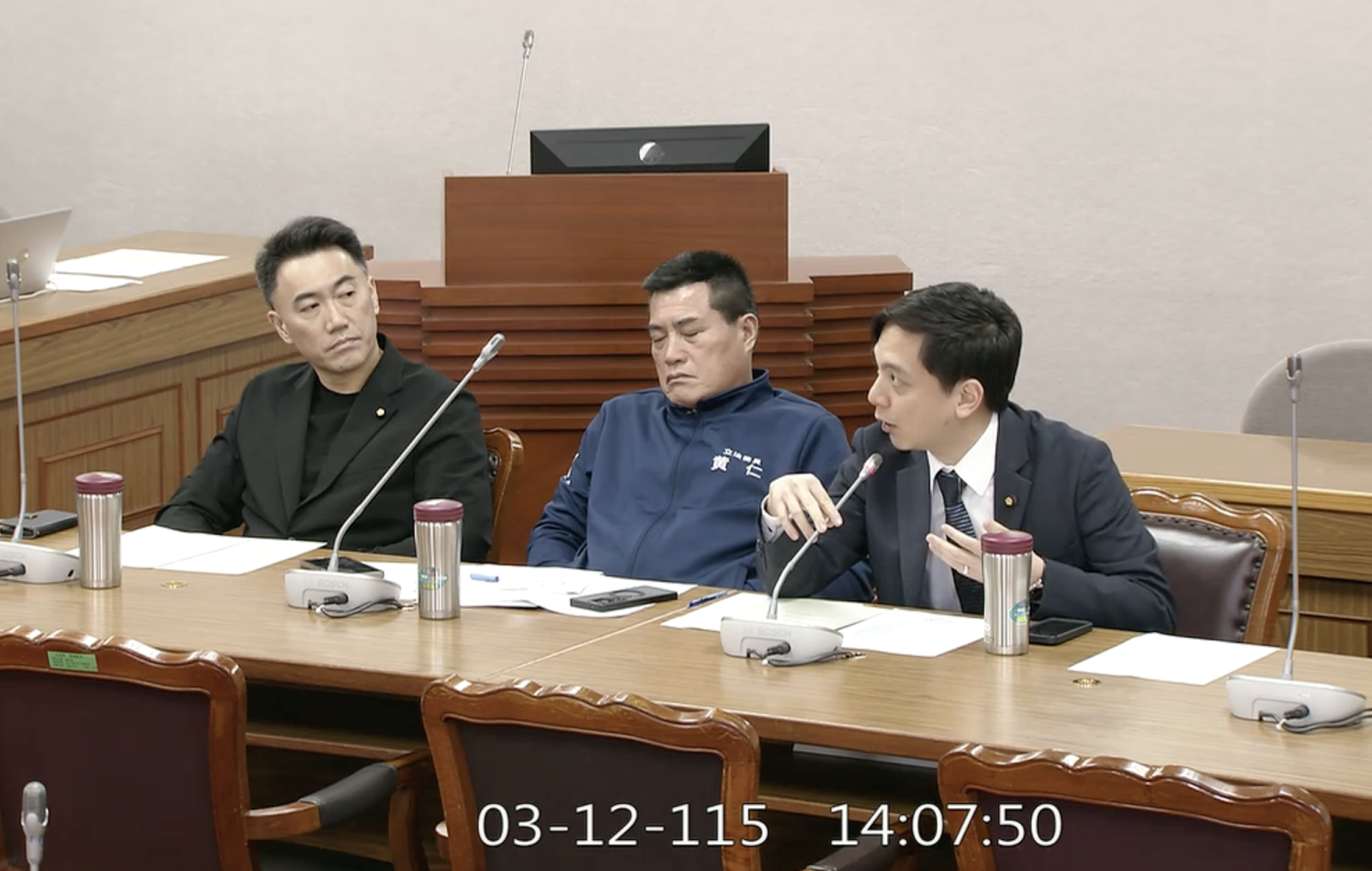 朝野協商軍購發價書「黃仁當眾閉眼狂睡」　他酸：薪水小偷